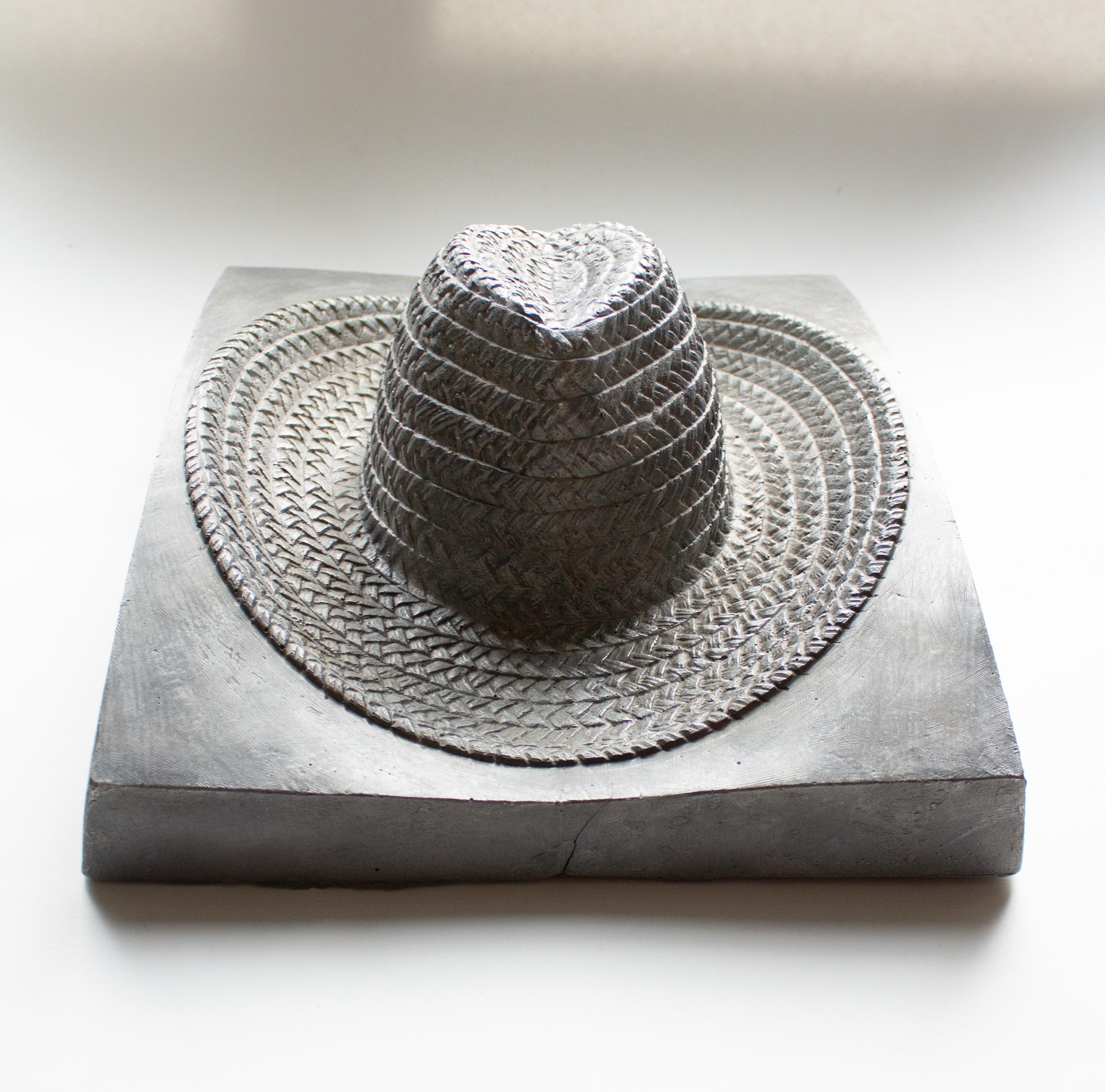 Stampo per cappello in peltro francese utilizzato per modellare un cappello Panama per bambini.
Questo pezzo altamente scultoreo è stato originariamente realizzato per una modista francese e serviva come blocco di lavoro per formare piccoli cappelli