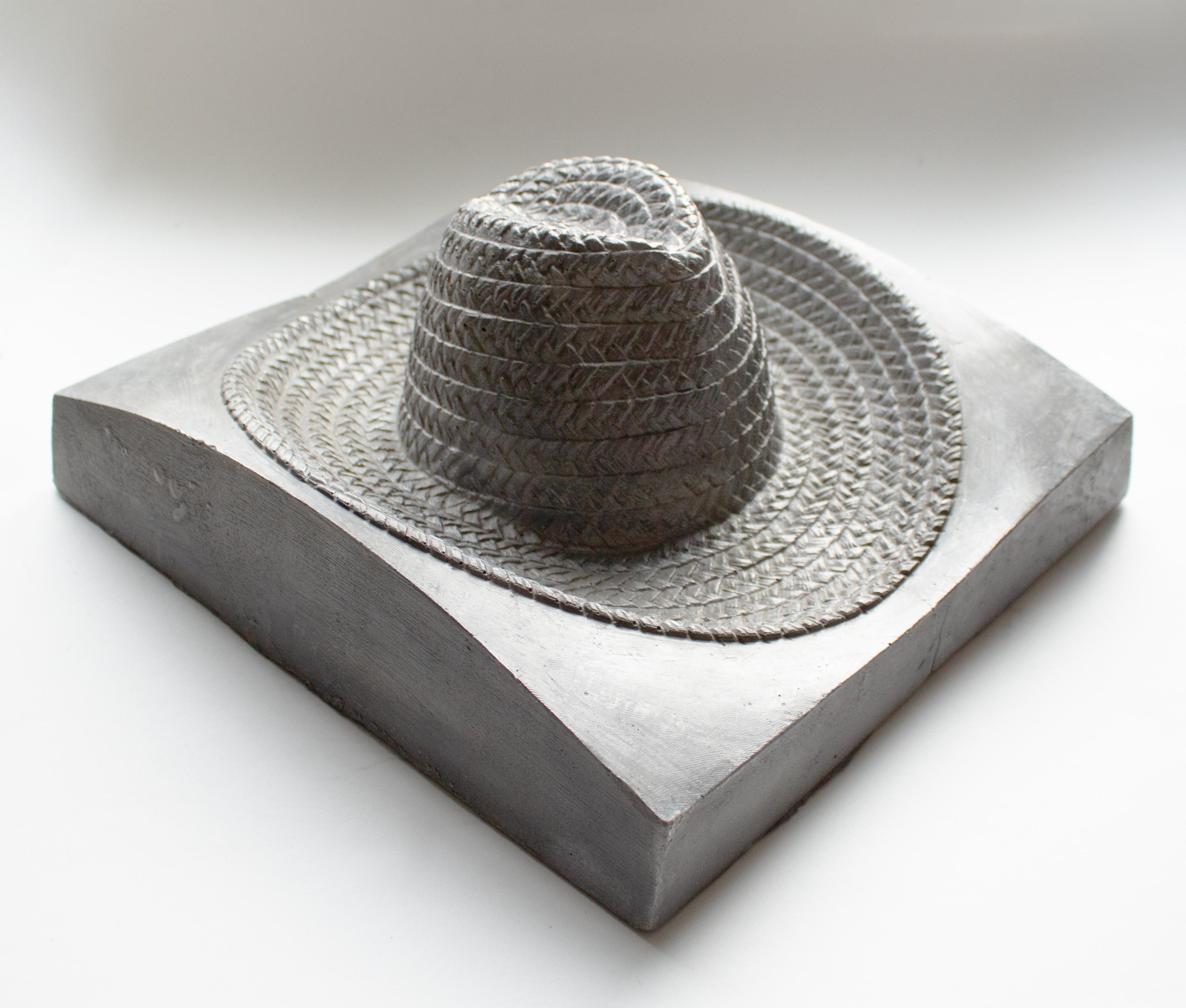 Industriale Lo stampo per cappello Panama in peltro francese è un oggetto industriale scultoreo con carattere in vendita