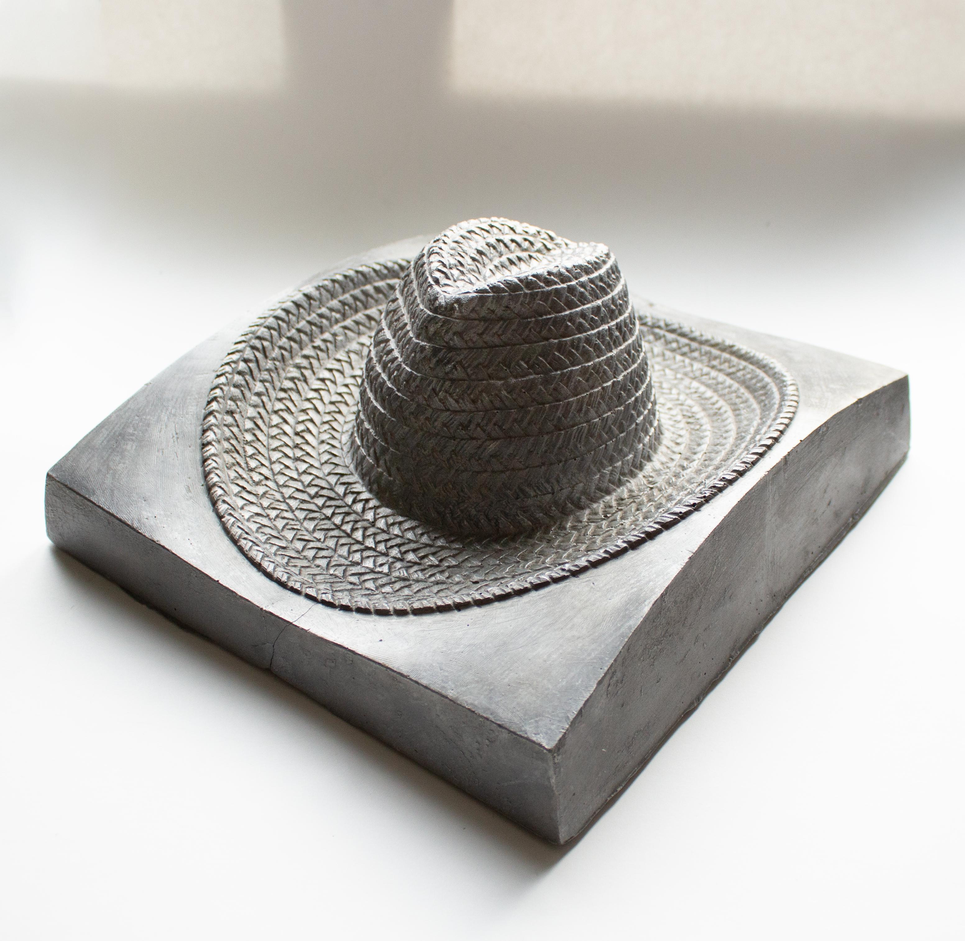 Francese Lo stampo per cappello Panama in peltro francese è un oggetto industriale scultoreo con carattere in vendita