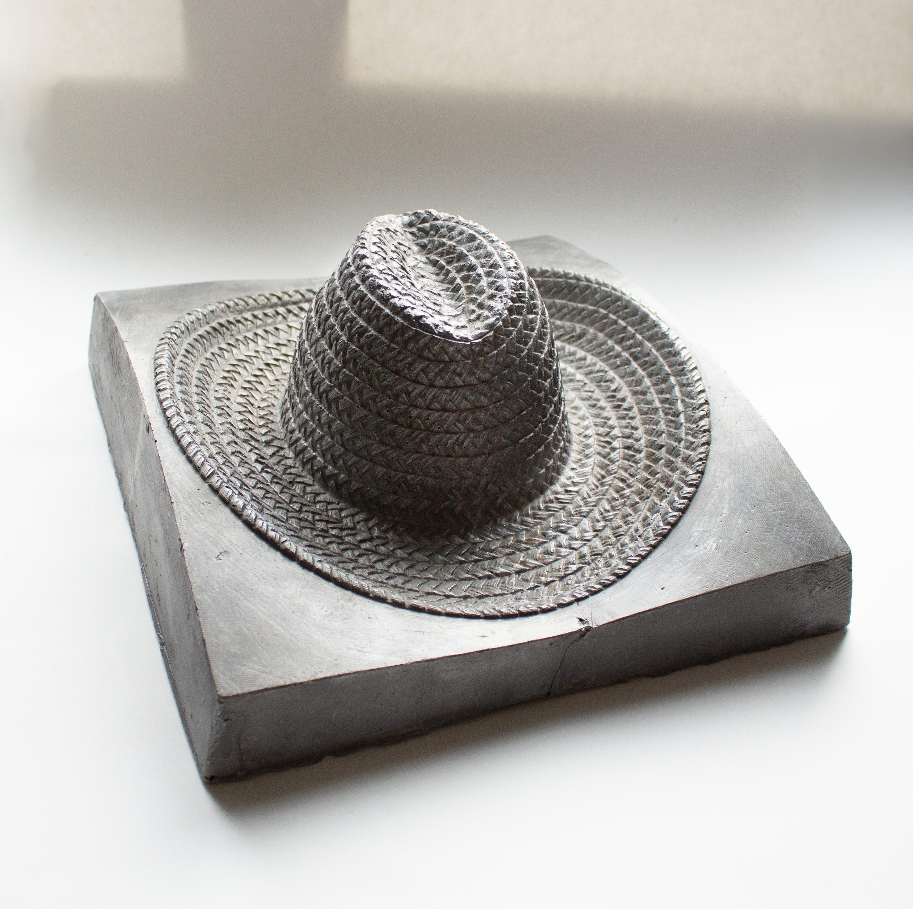 Fatto a mano Lo stampo per cappello Panama in peltro francese è un oggetto industriale scultoreo con carattere in vendita