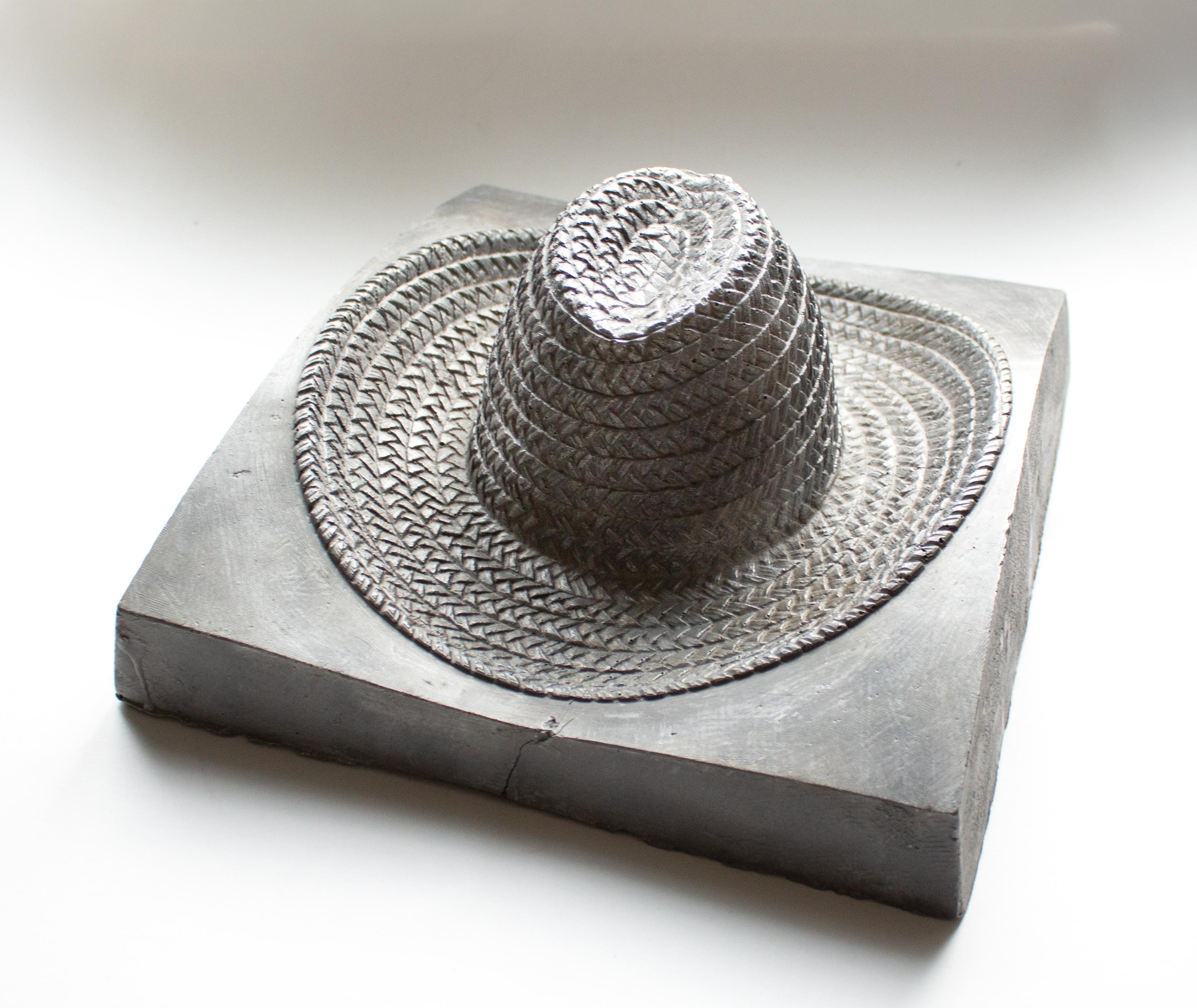 Metà XX secolo Lo stampo per cappello Panama in peltro francese è un oggetto industriale scultoreo con carattere in vendita