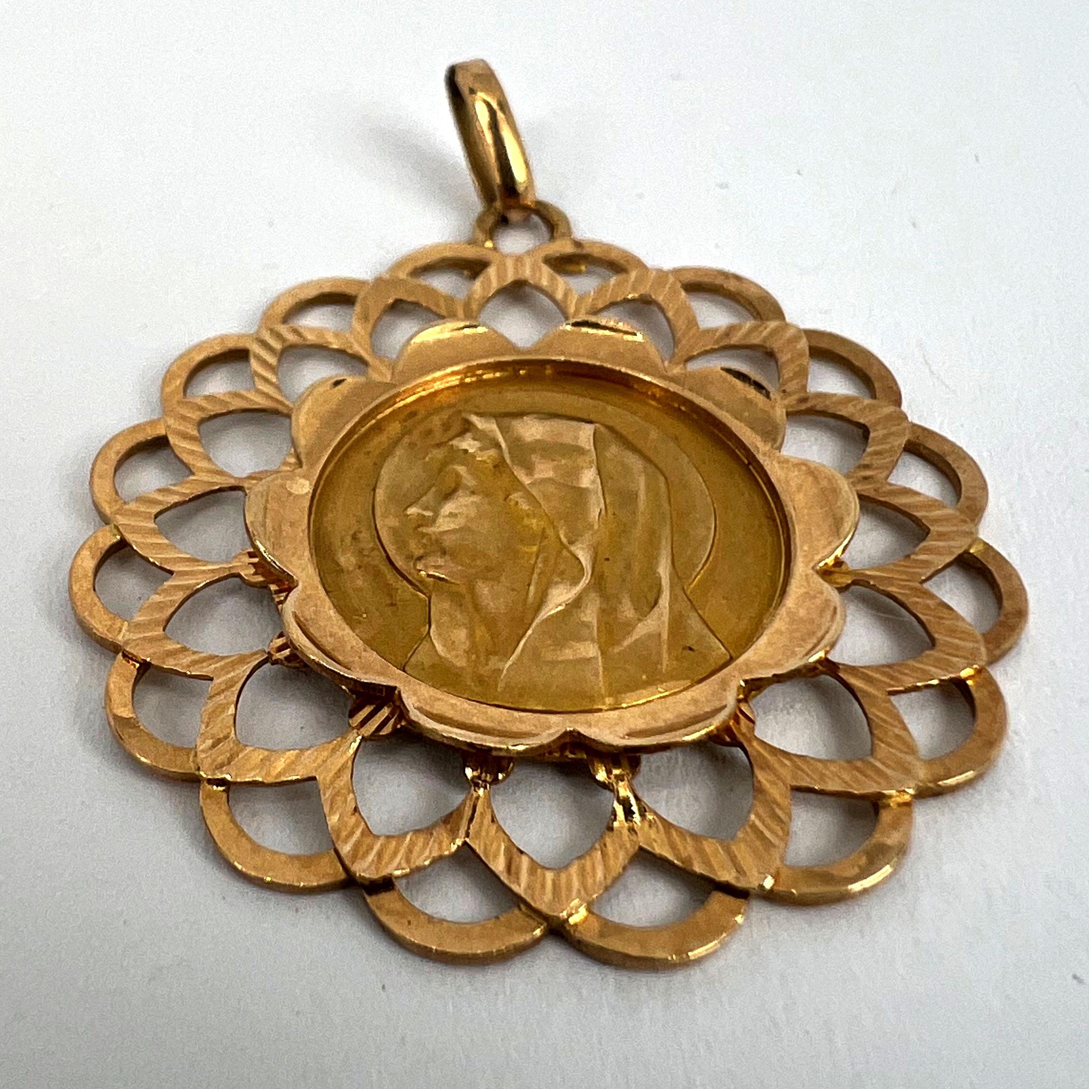 Pendentif en or jaune 18K avec breloque en forme de médaille et cadre de la Vierge Marie Piaget en vente 10