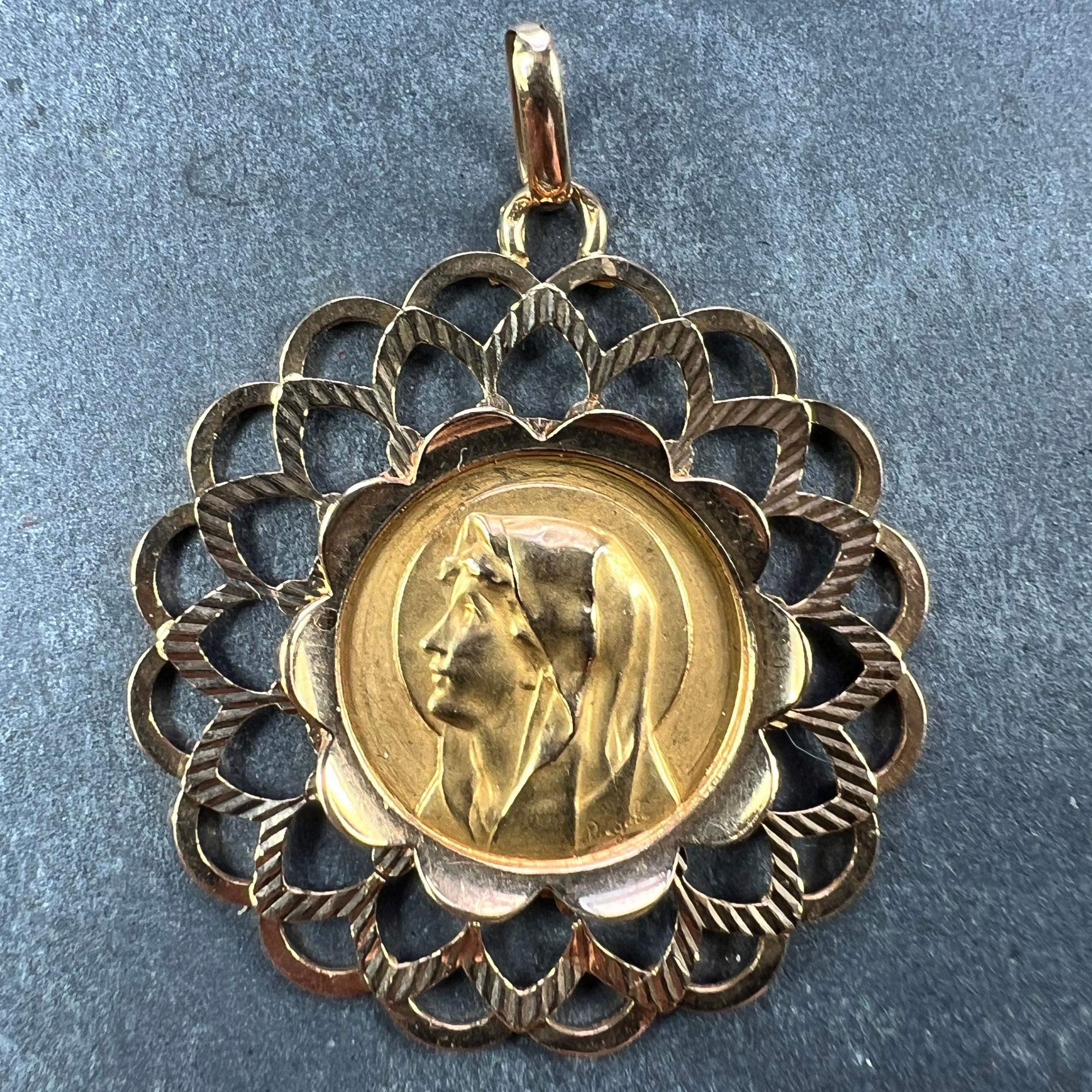 Pendentif à breloques en or jaune 18 carats (18K) conçu comme une médaille ronde représentant la Vierge Marie signée Piaget dans un cadre d'arcs gothiques polis et striés. Estampillé de la tête d'aigle de fabrication française et de l'or 18 carats,