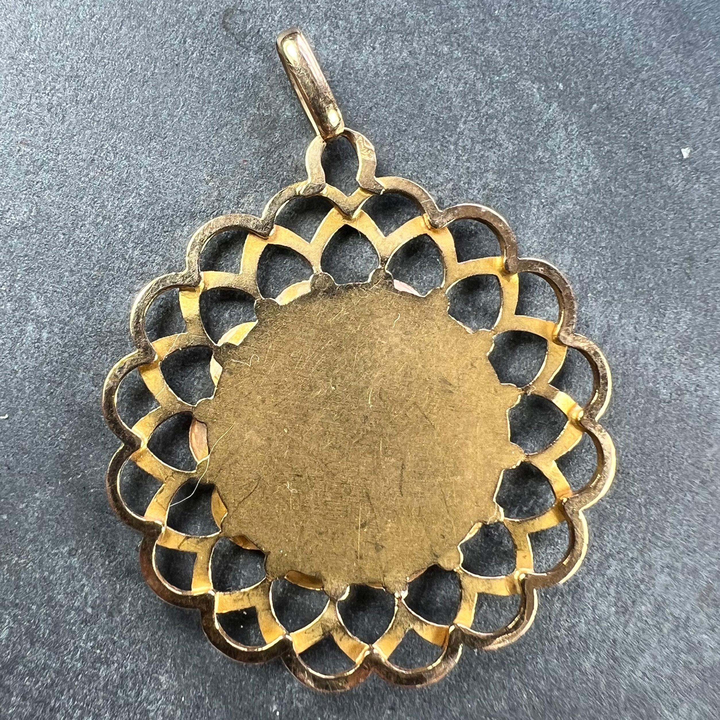 Pendentif en or jaune 18K avec breloque en forme de médaille et cadre de la Vierge Marie Piaget Bon état - En vente à London, GB