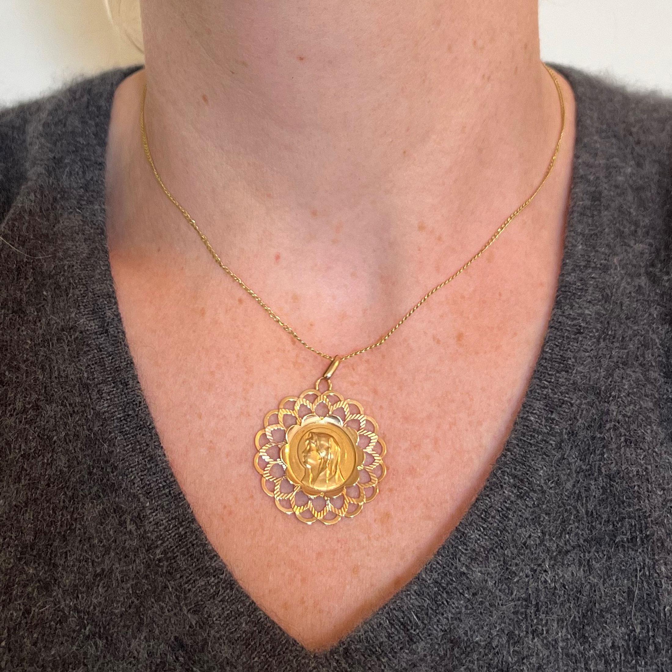 Pendentif en or jaune 18K avec breloque en forme de médaille et cadre de la Vierge Marie Piaget Unisexe en vente