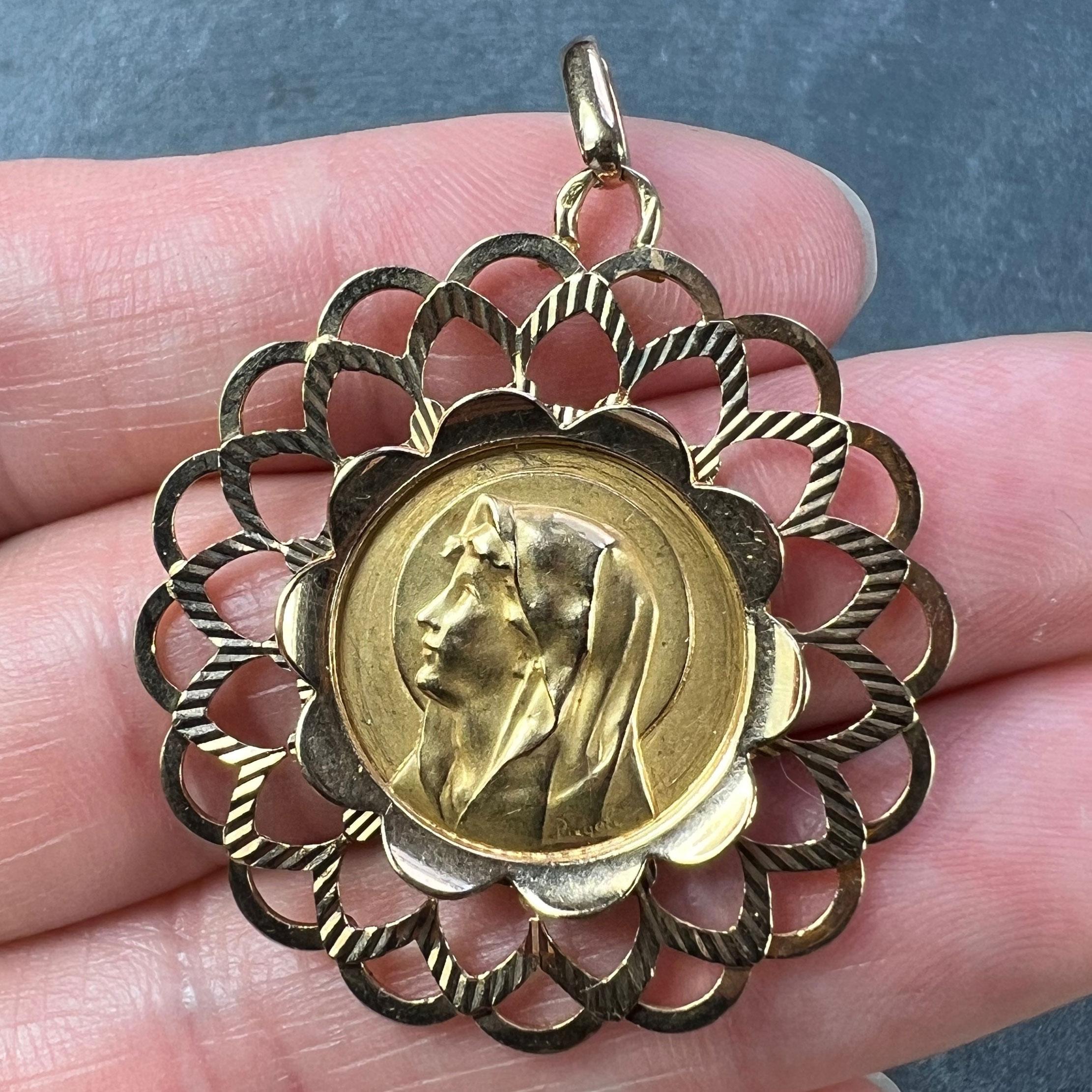 Pendentif en or jaune 18K avec breloque en forme de médaille et cadre de la Vierge Marie Piaget en vente 1