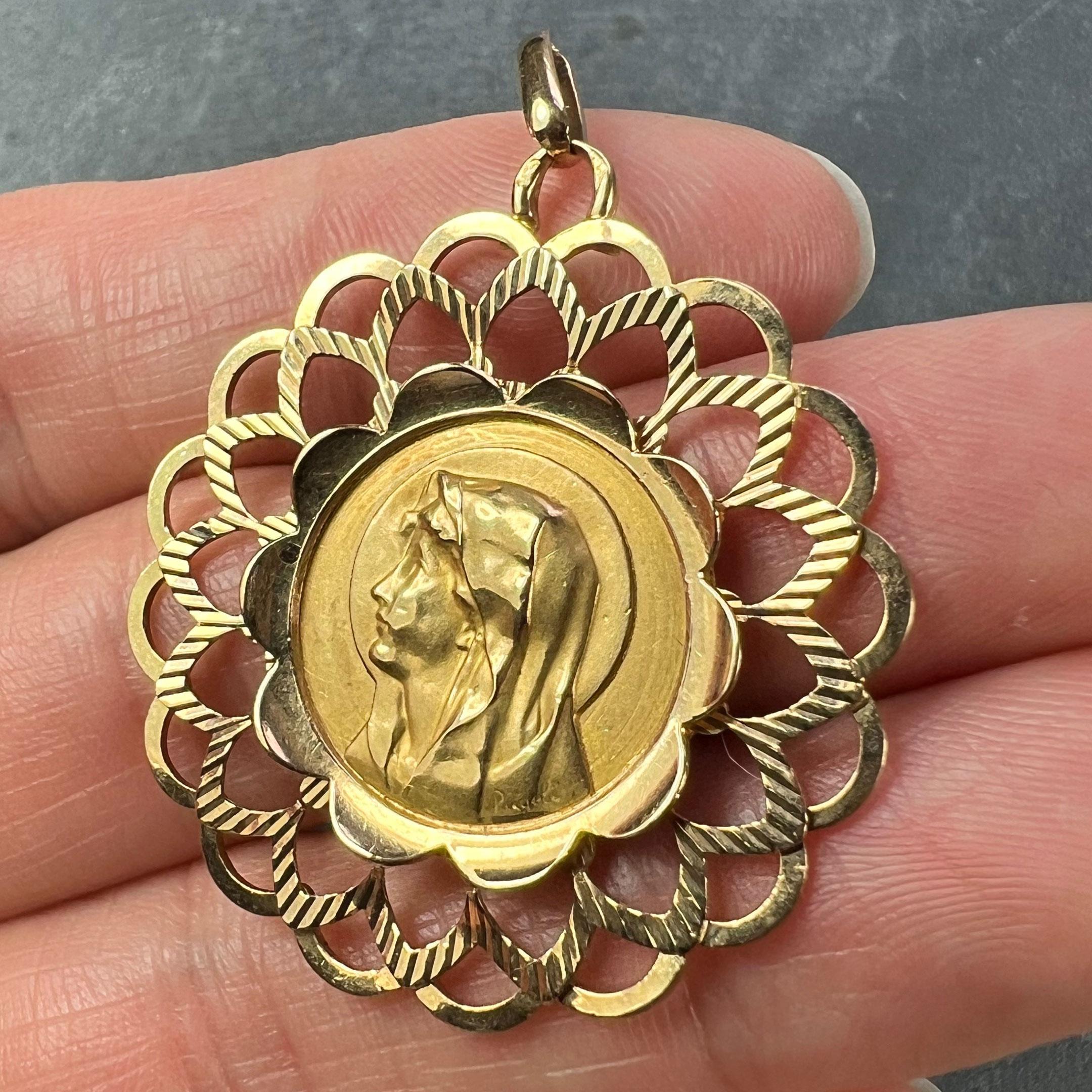 Pendentif en or jaune 18K avec breloque en forme de médaille et cadre de la Vierge Marie Piaget en vente 2