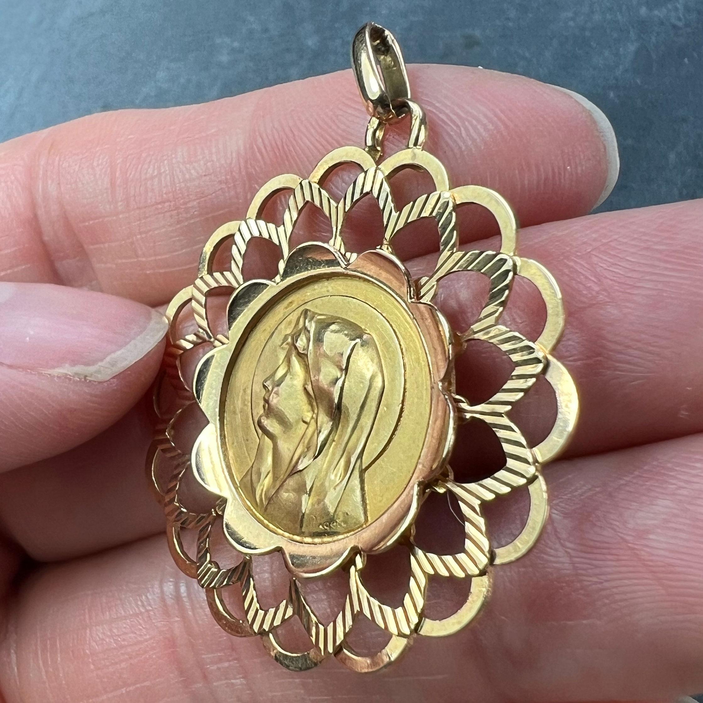 Pendentif en or jaune 18K avec breloque en forme de médaille et cadre de la Vierge Marie Piaget en vente 3
