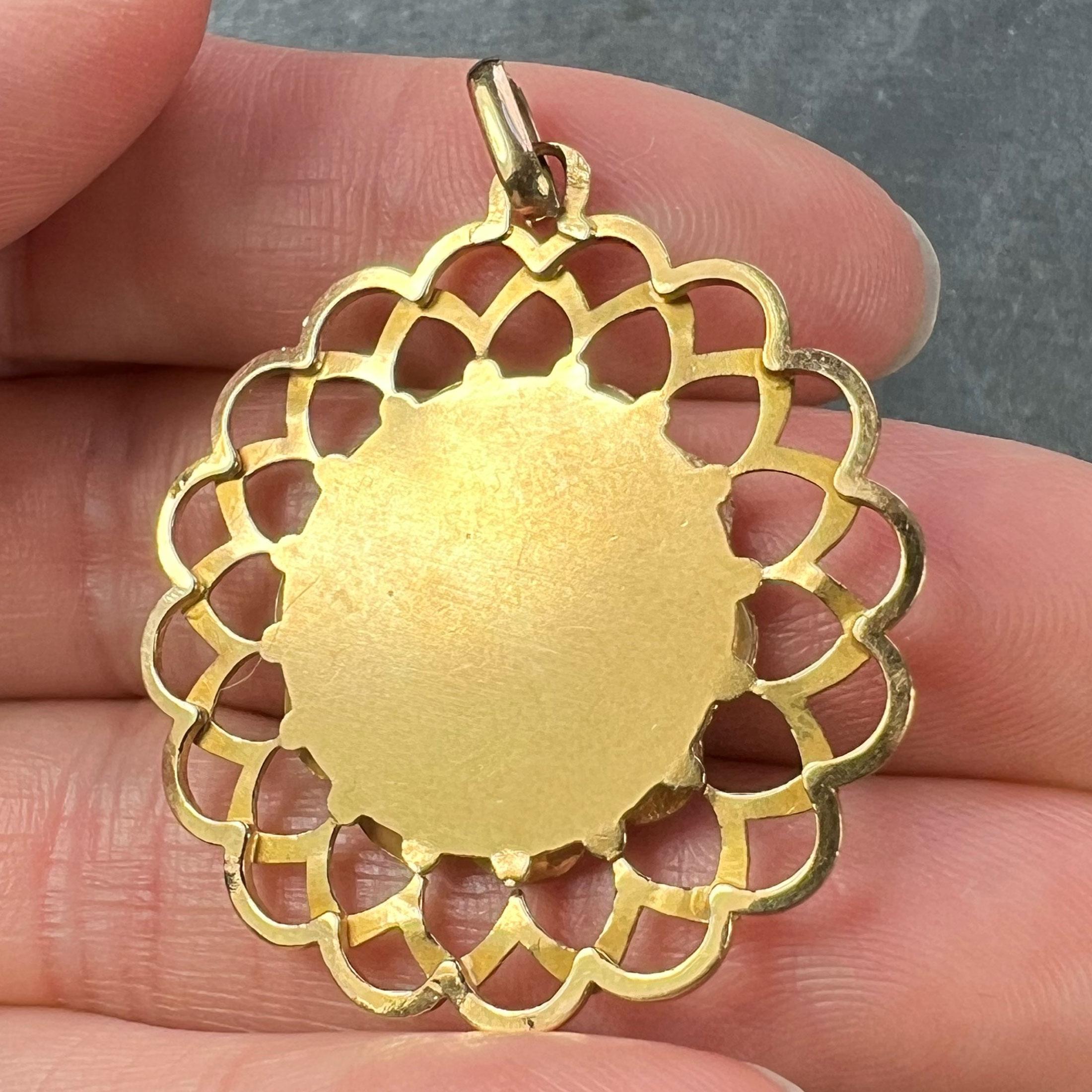 Pendentif en or jaune 18K avec breloque en forme de médaille et cadre de la Vierge Marie Piaget en vente 5