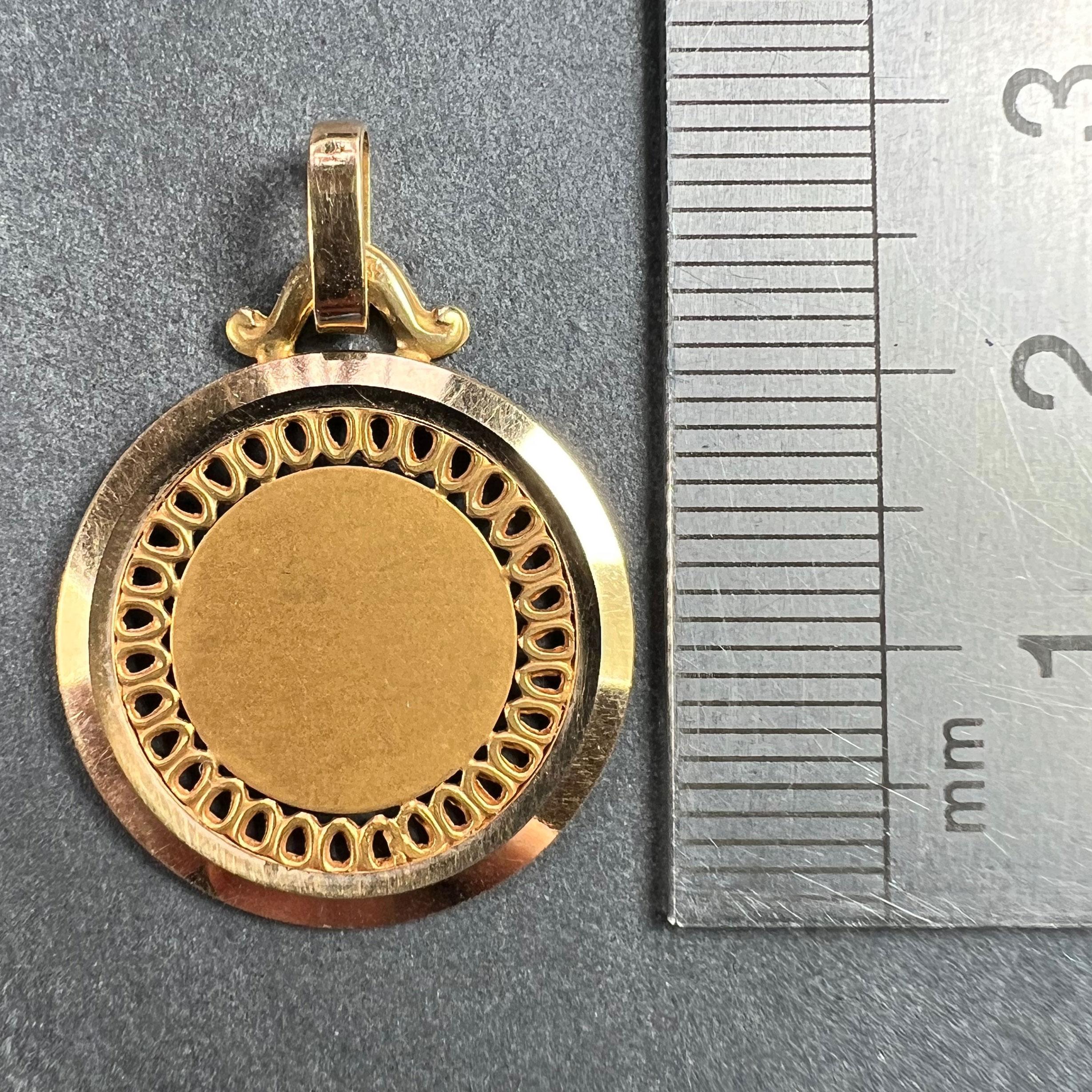 Pendentif Médaille en or jaune 18K, ronde et percée à la française en vente 6