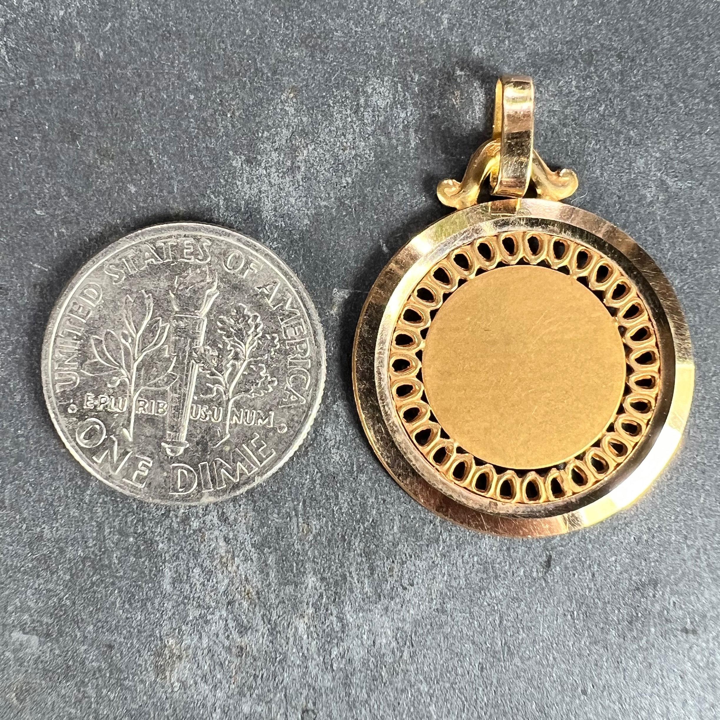 Pendentif Médaille en or jaune 18K, ronde et percée à la française en vente 7