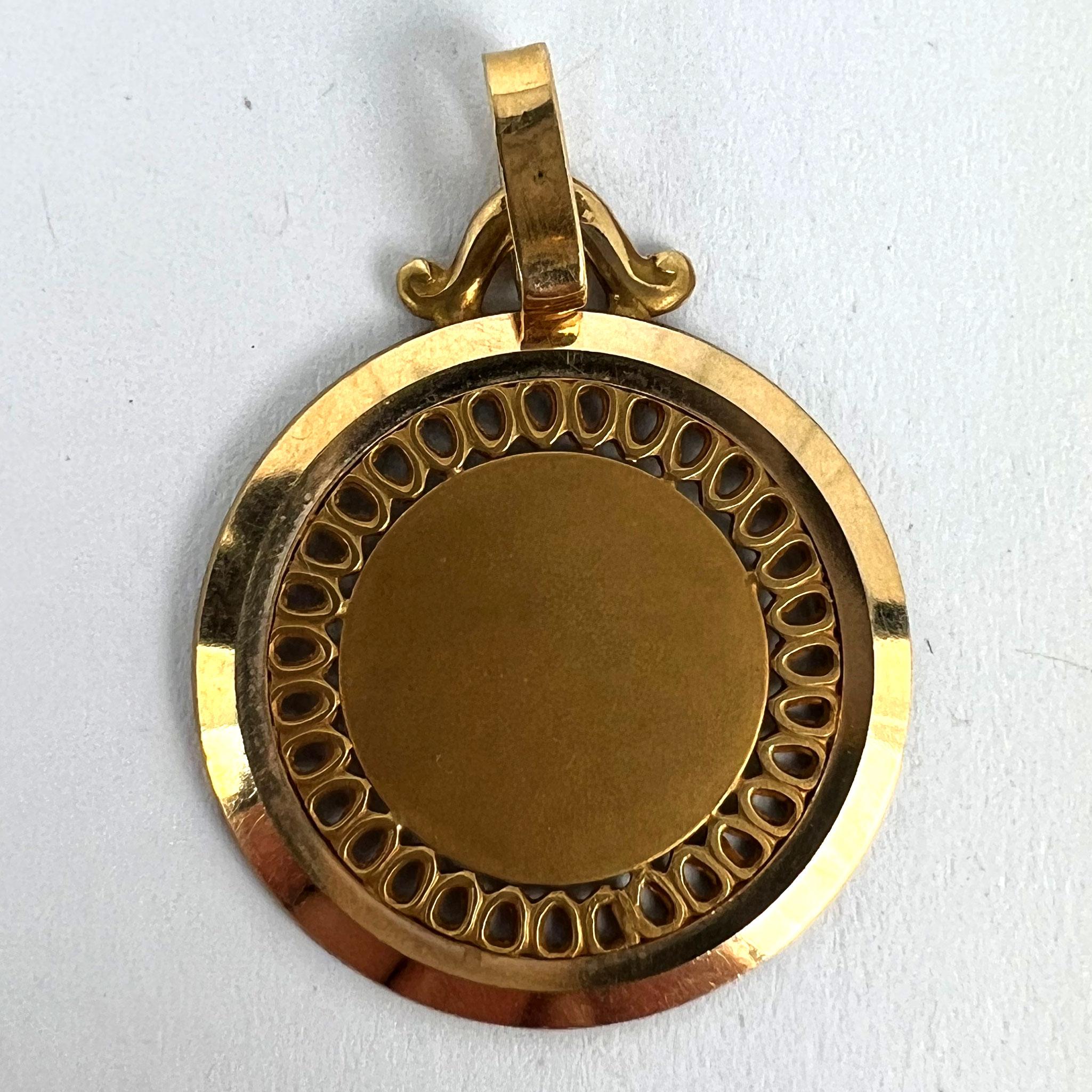 Pendentif Médaille en or jaune 18K, ronde et percée à la française en vente 8