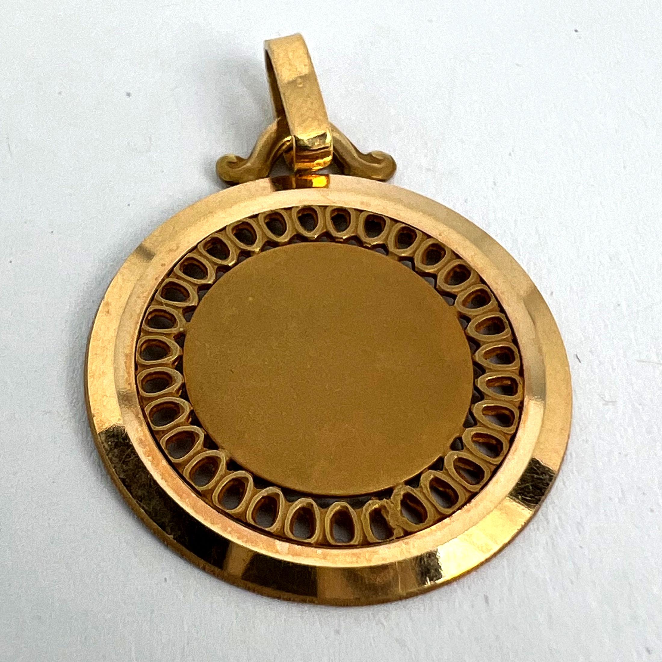 Pendentif Médaille en or jaune 18K, ronde et percée à la française en vente 9