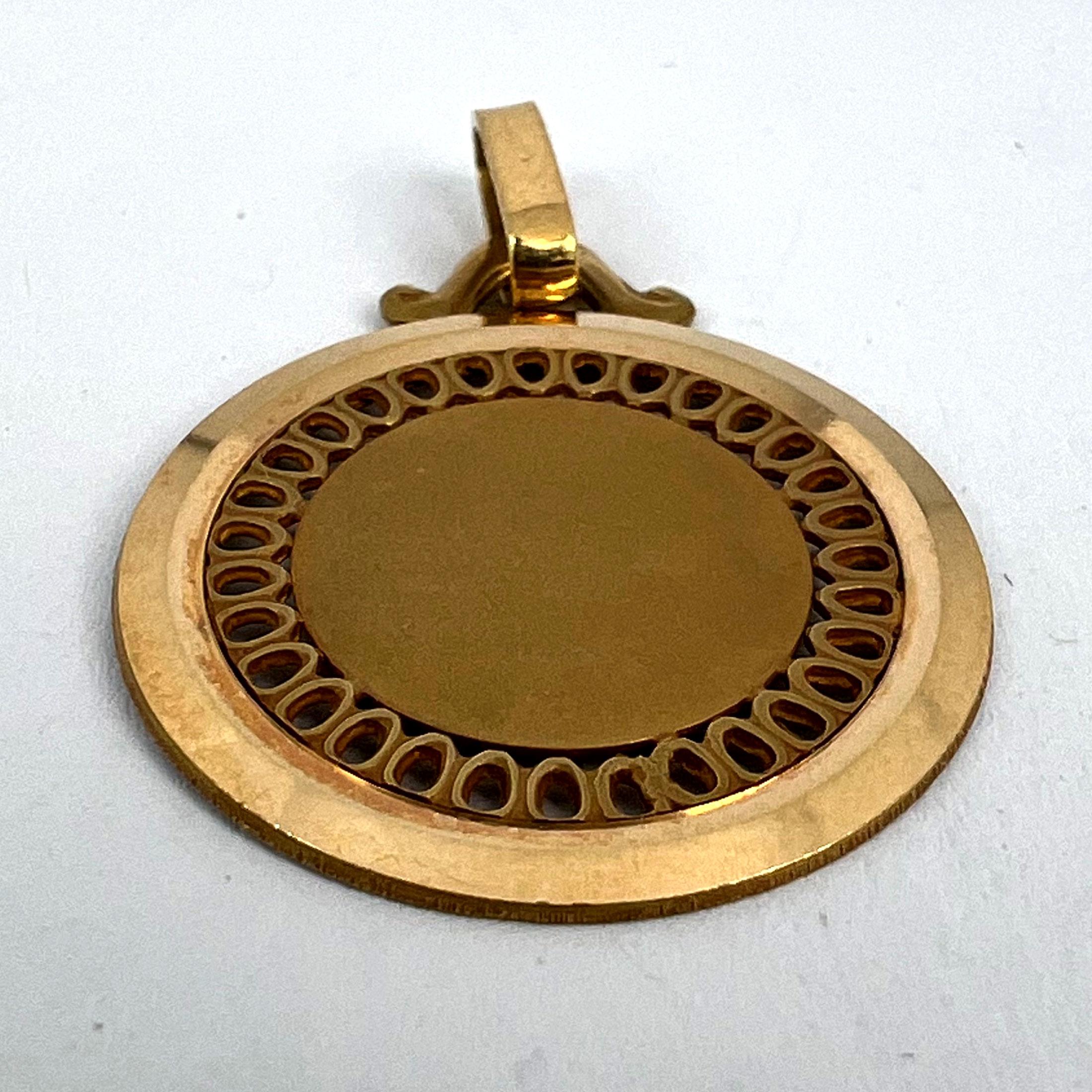 Pendentif Médaille en or jaune 18K, ronde et percée à la française en vente 10