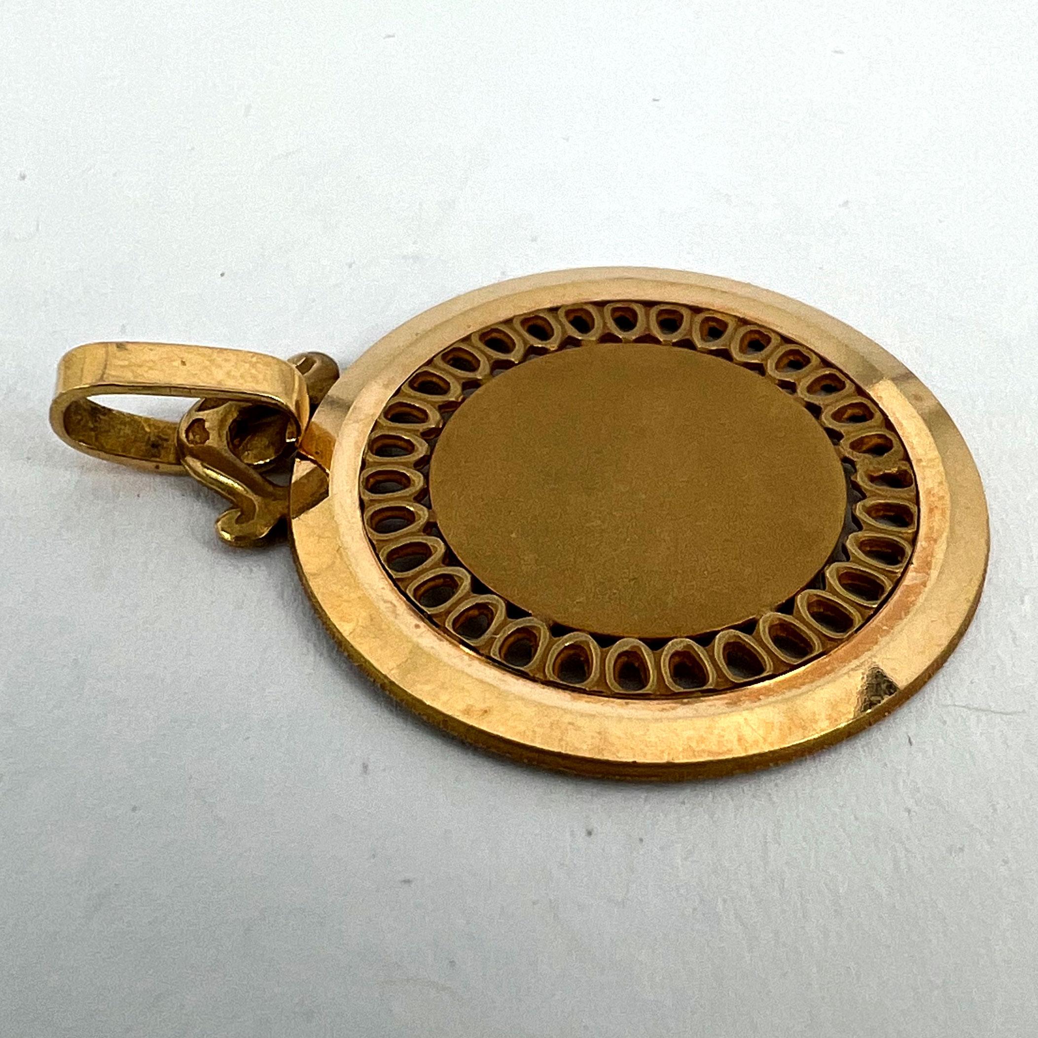 Pendentif Médaille en or jaune 18K, ronde et percée à la française en vente 11