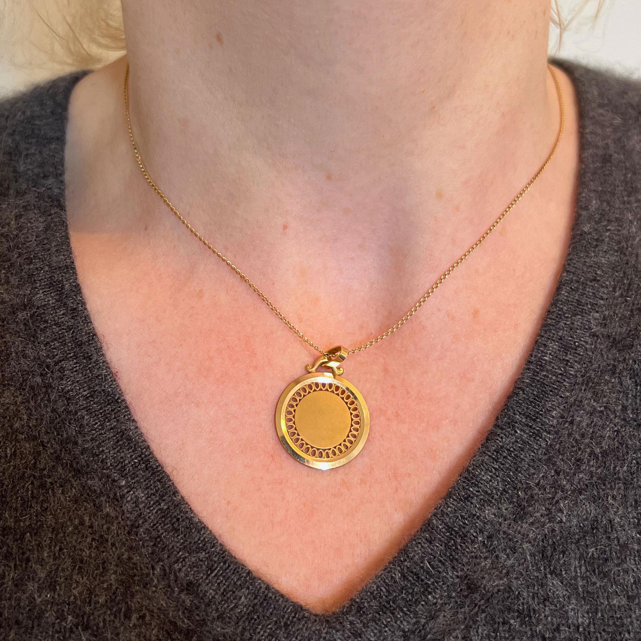 Pendentif Médaille en or jaune 18K, ronde et percée à la française Unisexe en vente