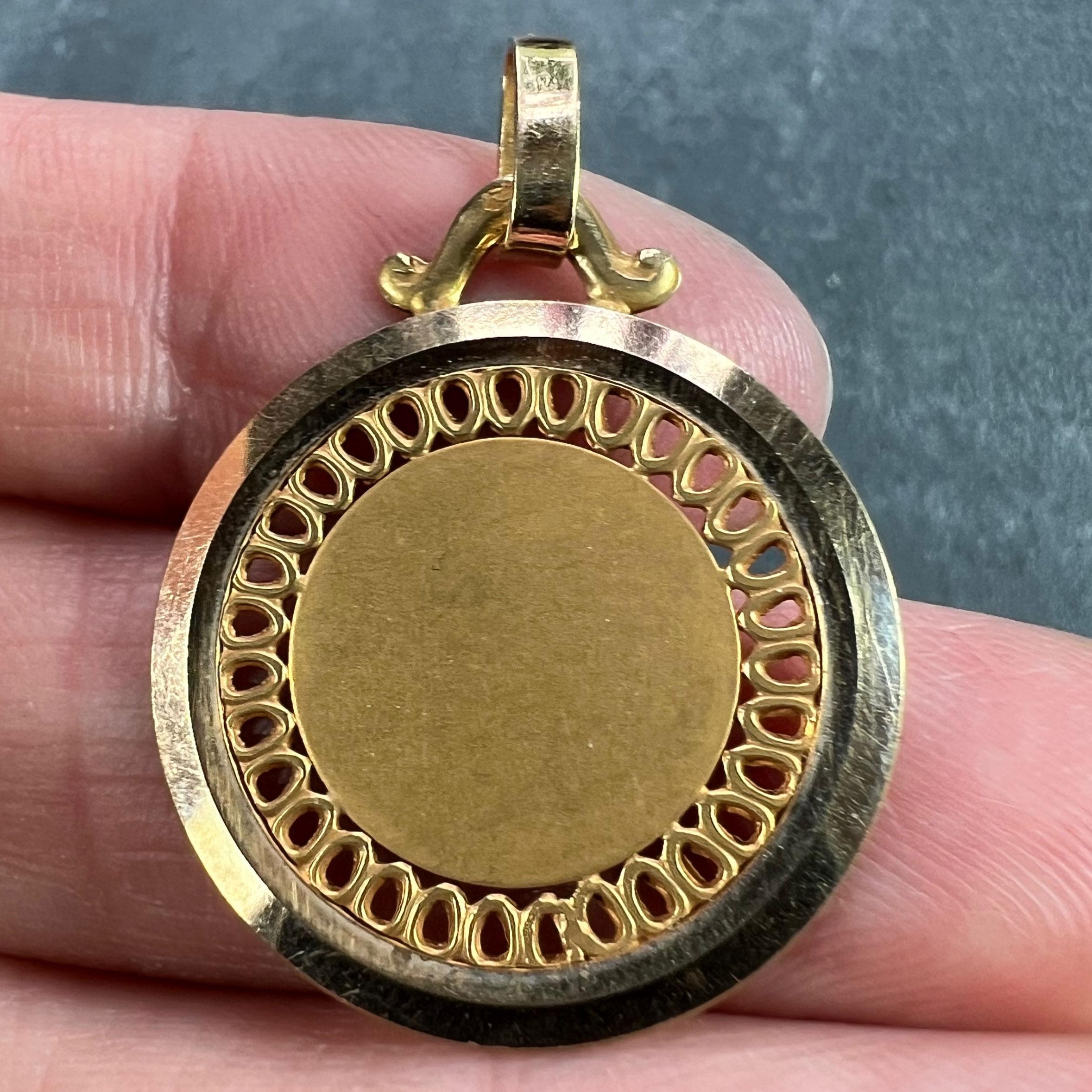 Pendentif Médaille en or jaune 18K, ronde et percée à la française en vente 1