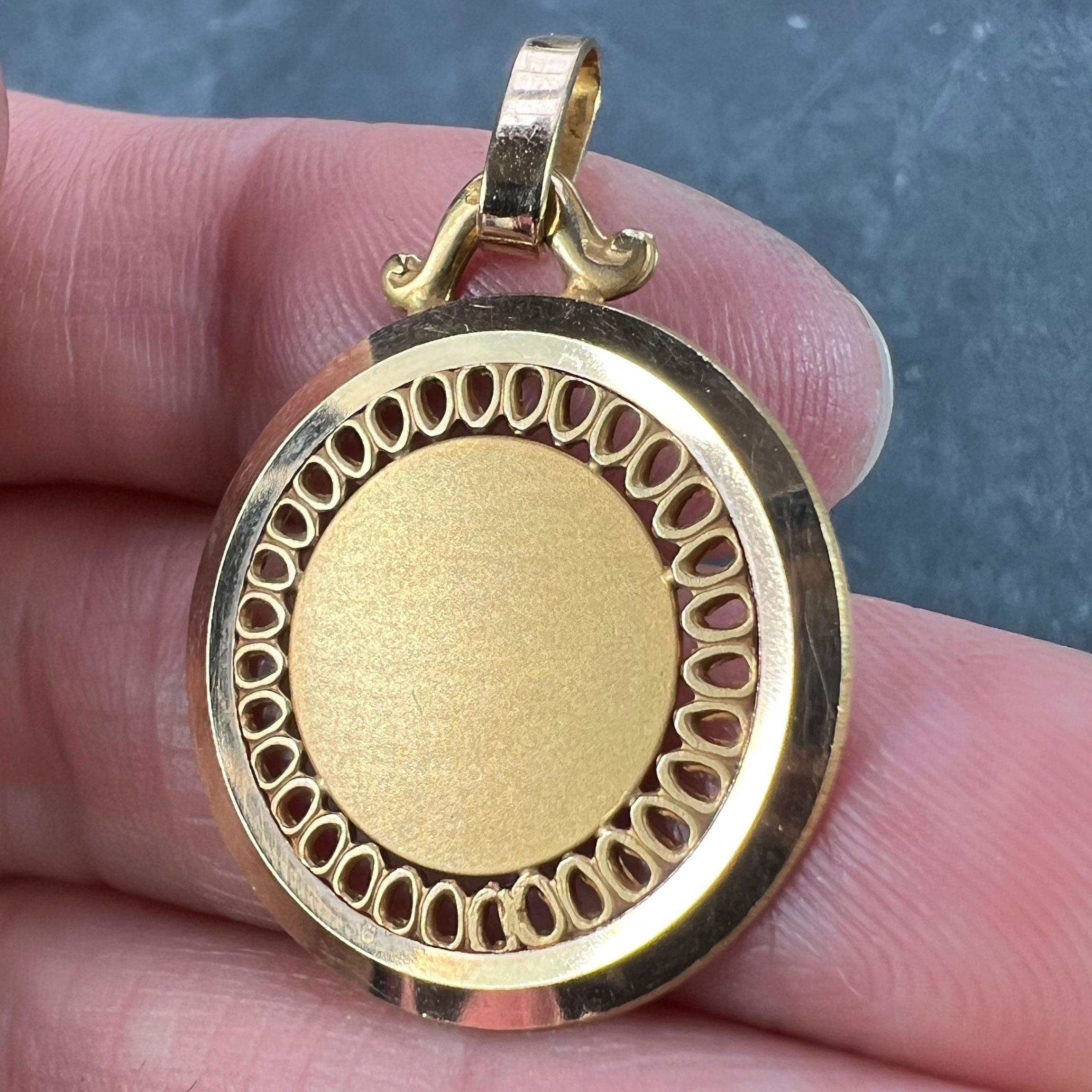 Pendentif Médaille en or jaune 18K, ronde et percée à la française en vente 2