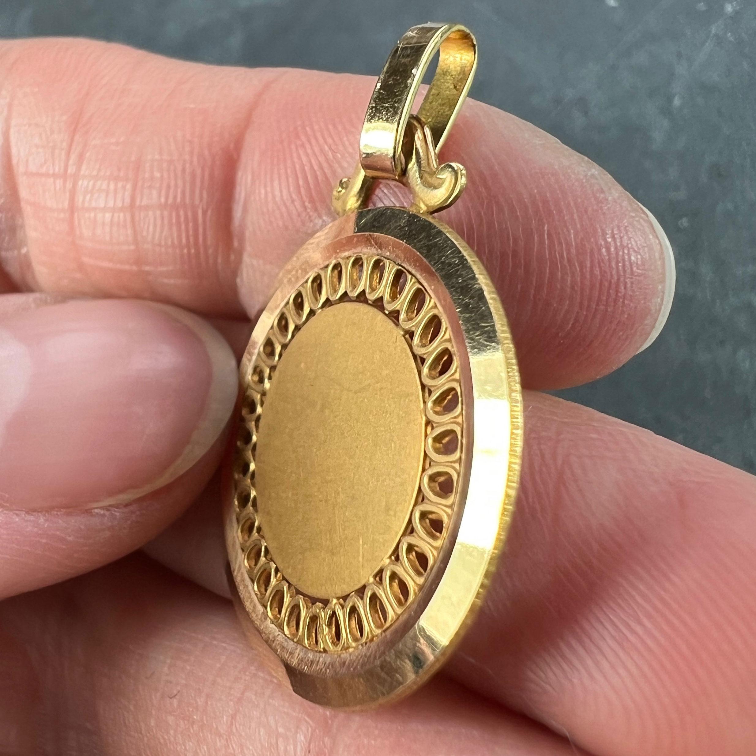 Pendentif Médaille en or jaune 18K, ronde et percée à la française en vente 3