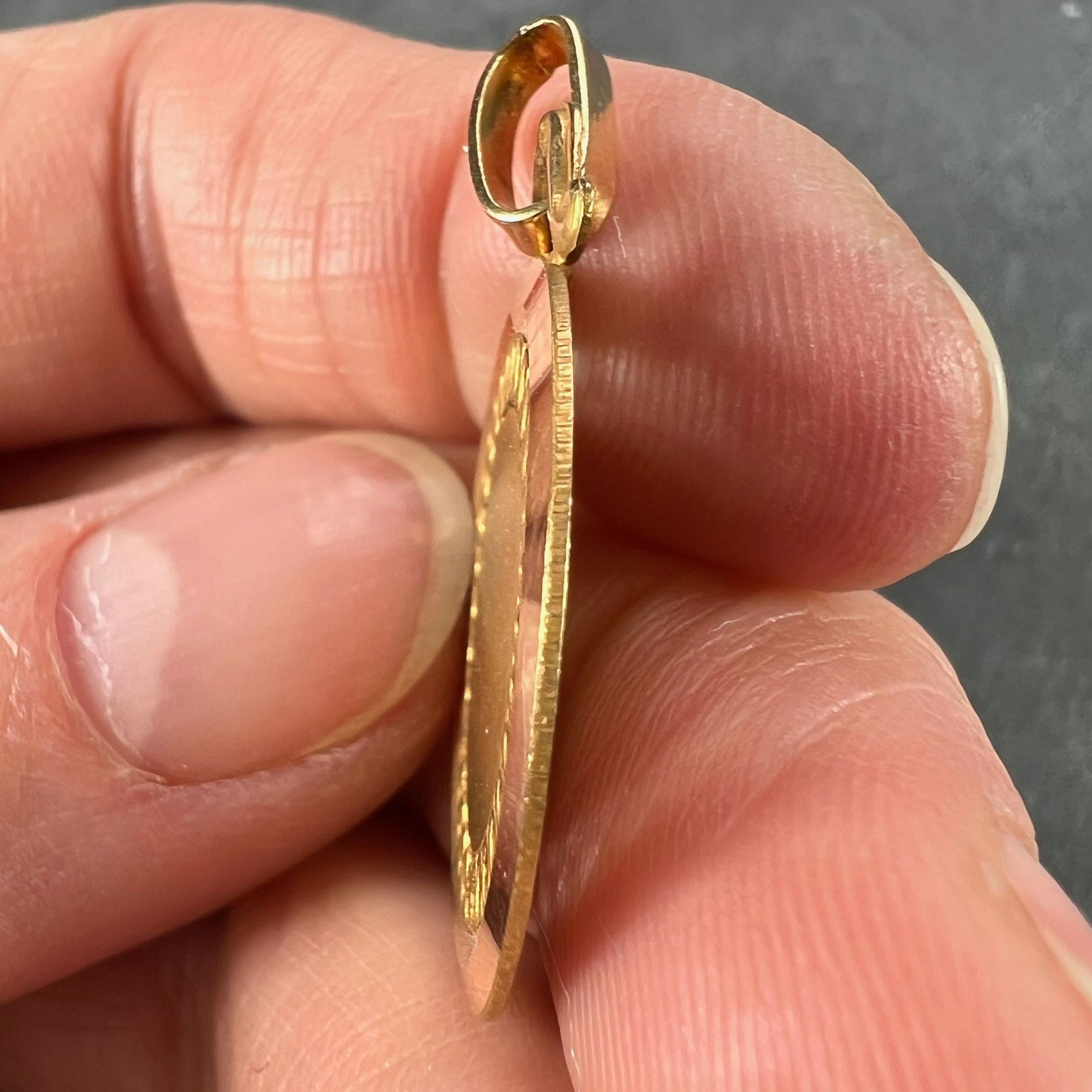 Pendentif Médaille en or jaune 18K, ronde et percée à la française en vente 4