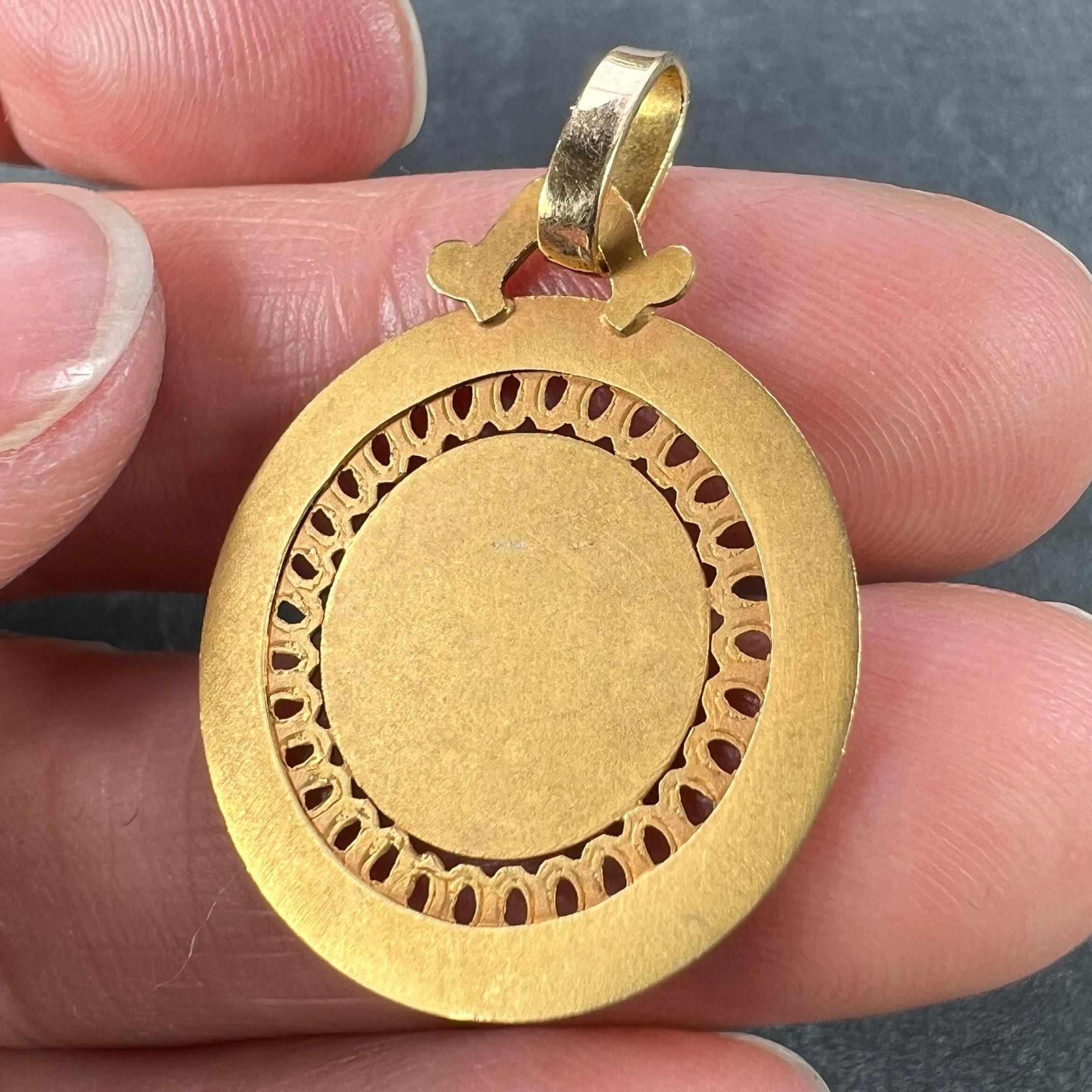 Pendentif Médaille en or jaune 18K, ronde et percée à la française en vente 5