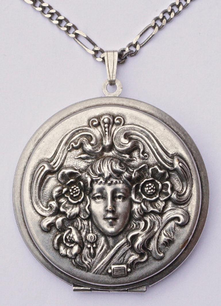 French Pierre Bex Art Nouveau style Silver Plated Necklace and Lady Locket  In Good Condition In London, GB