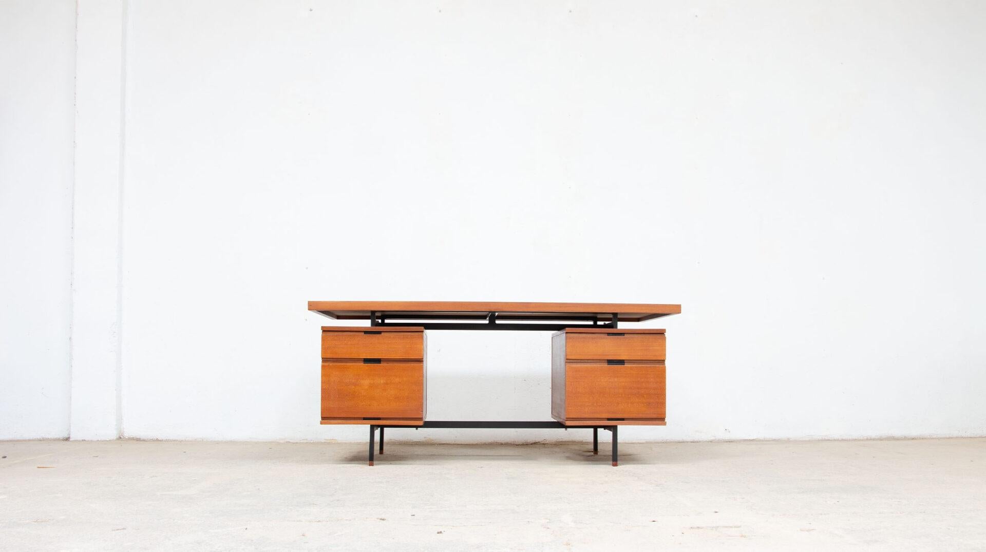 1960s executive desk by Pierre Guariche ARP (atelier de recherches plastiques) for Minvielle in mahogany (1955)
Simple design but very well-proportioned lines with its suspended ‘mahogany’ laminate drawers and top.
Black steel frame on wooden