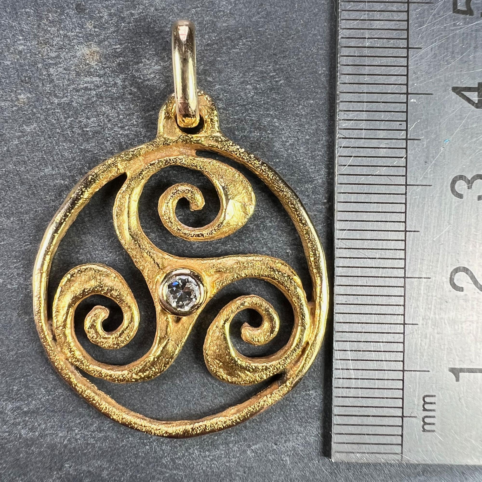 Pierre Toulhart Triskel Triskelion Pendentif français en or jaune 18 carats avec diamants en vente 6
