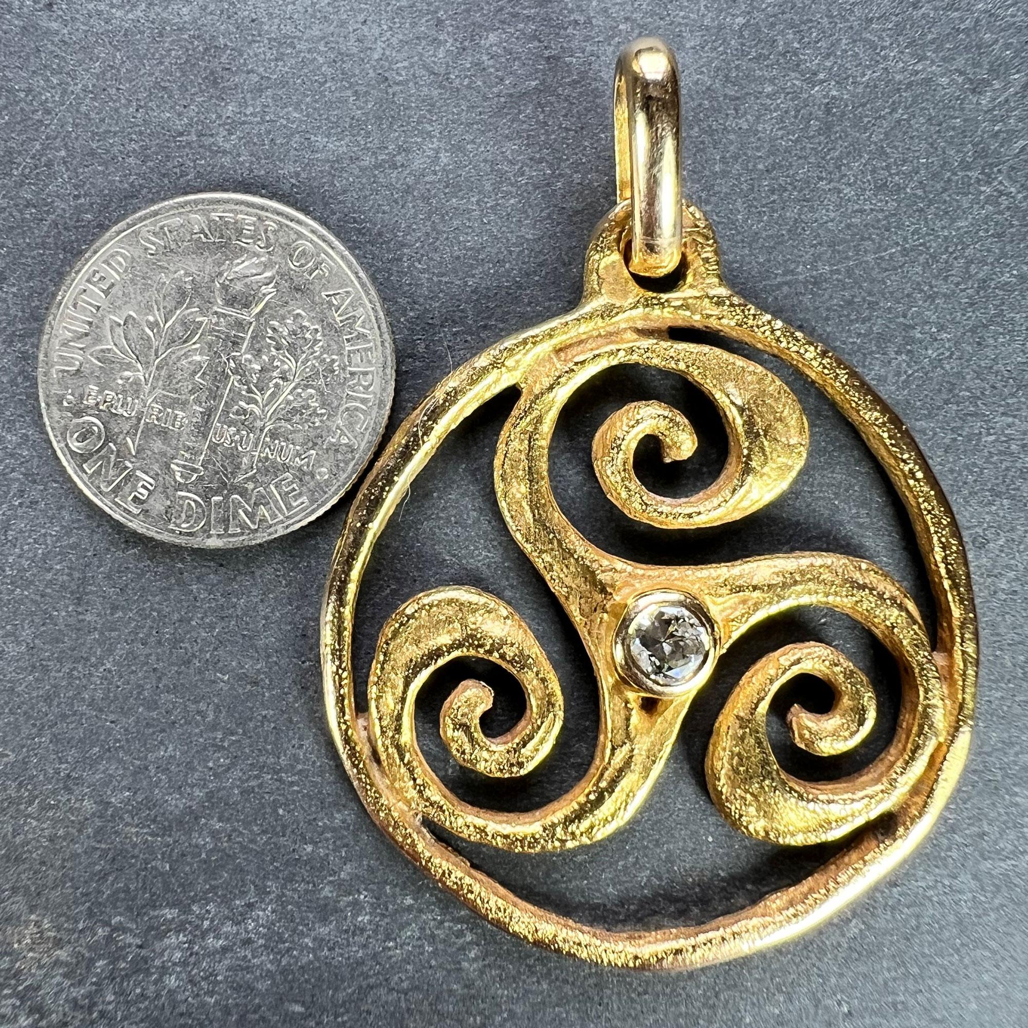 Pierre Toulhart Triskel Triskelion Pendentif français en or jaune 18 carats avec diamants en vente 7