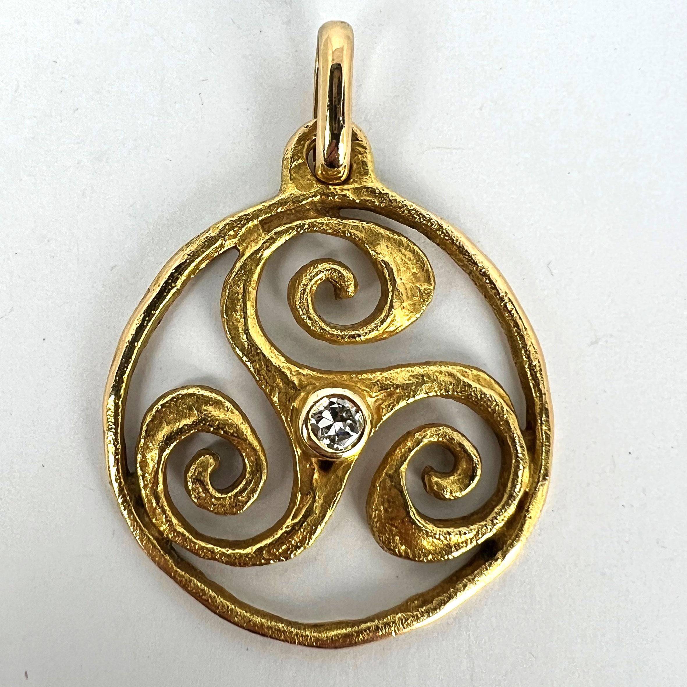 Pierre Toulhart Triskel Triskelion Pendentif français en or jaune 18 carats avec diamants en vente 8
