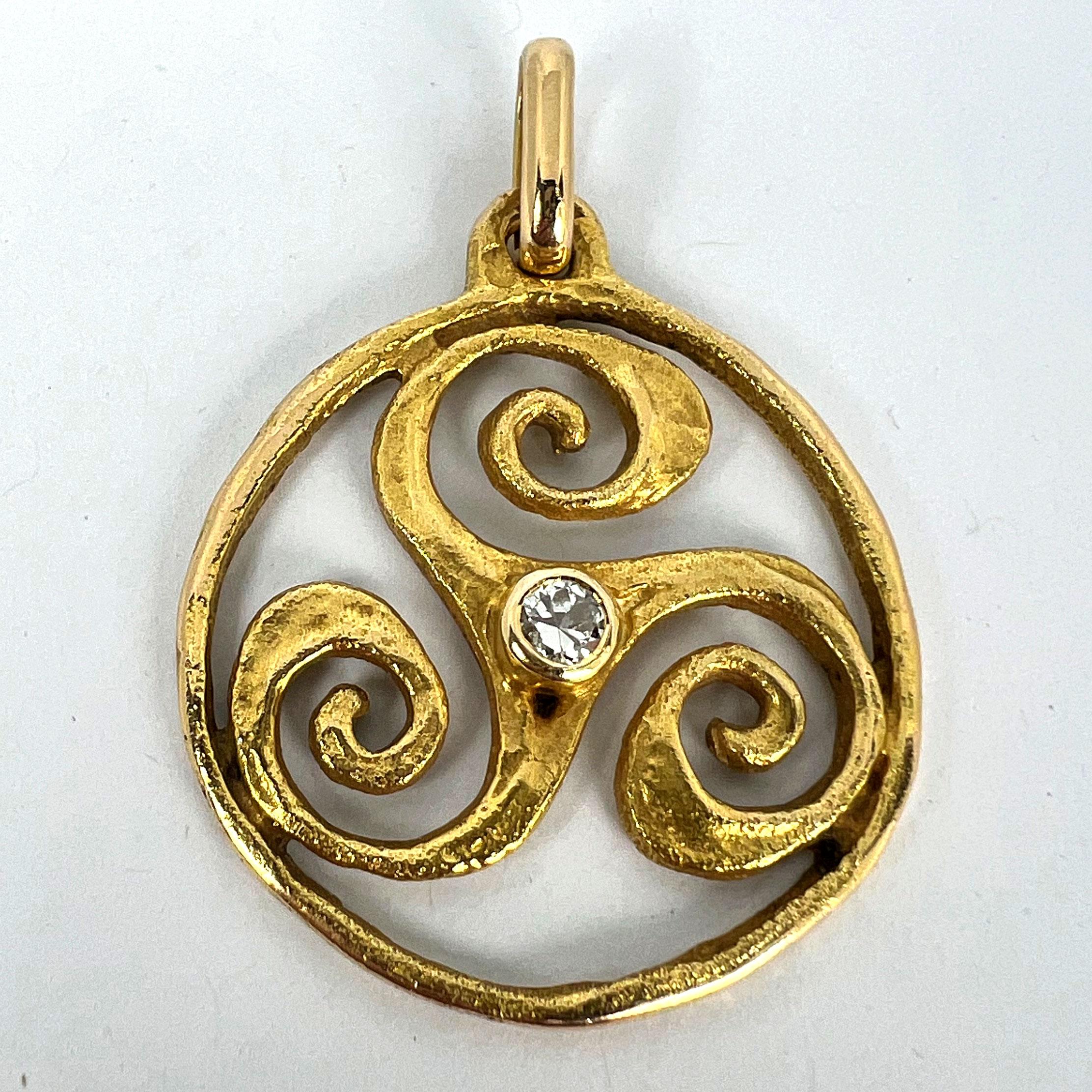 Pierre Toulhart Triskel Triskelion Pendentif français en or jaune 18 carats avec diamants en vente 9