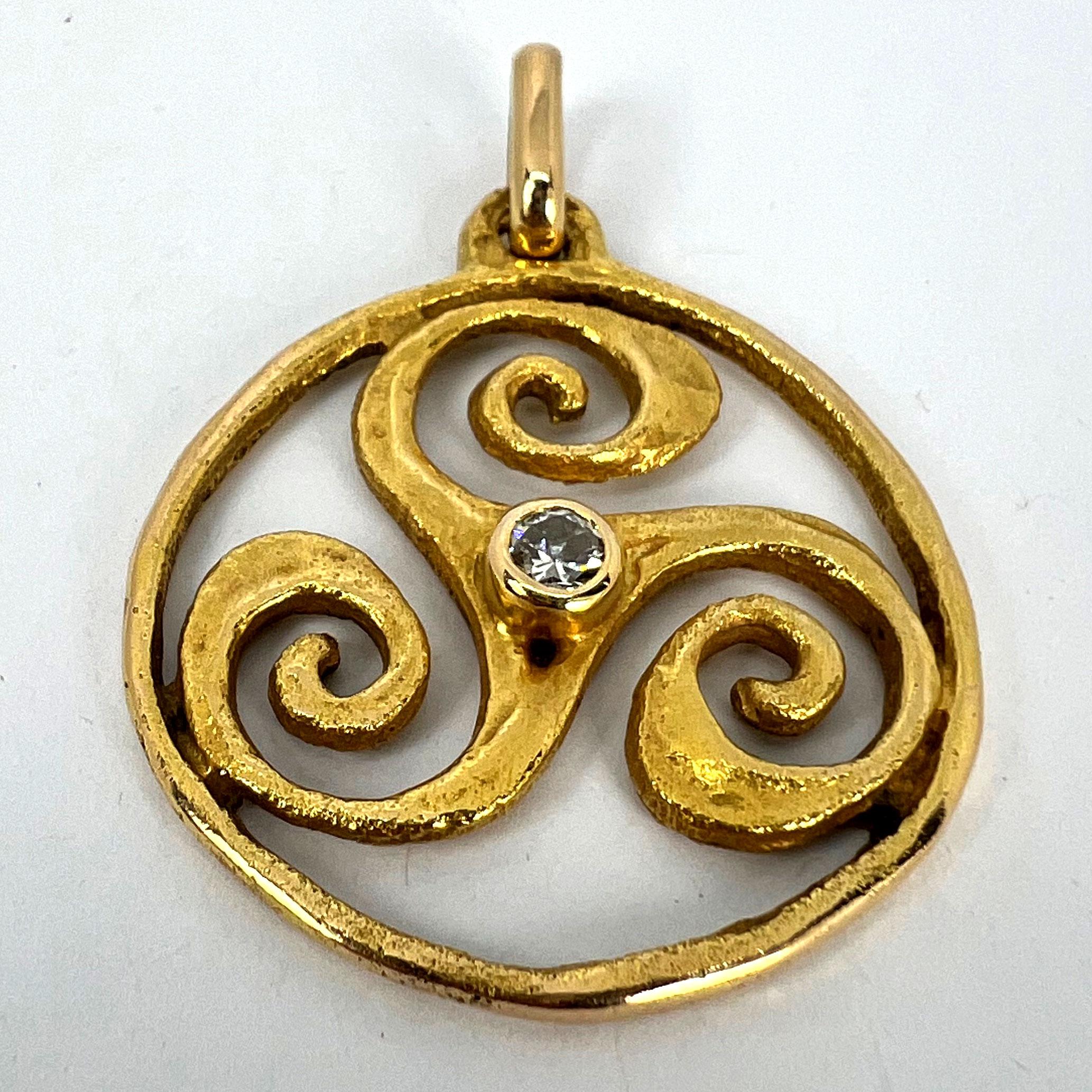 Pierre Toulhart Triskel Triskelion Pendentif français en or jaune 18 carats avec diamants en vente 10