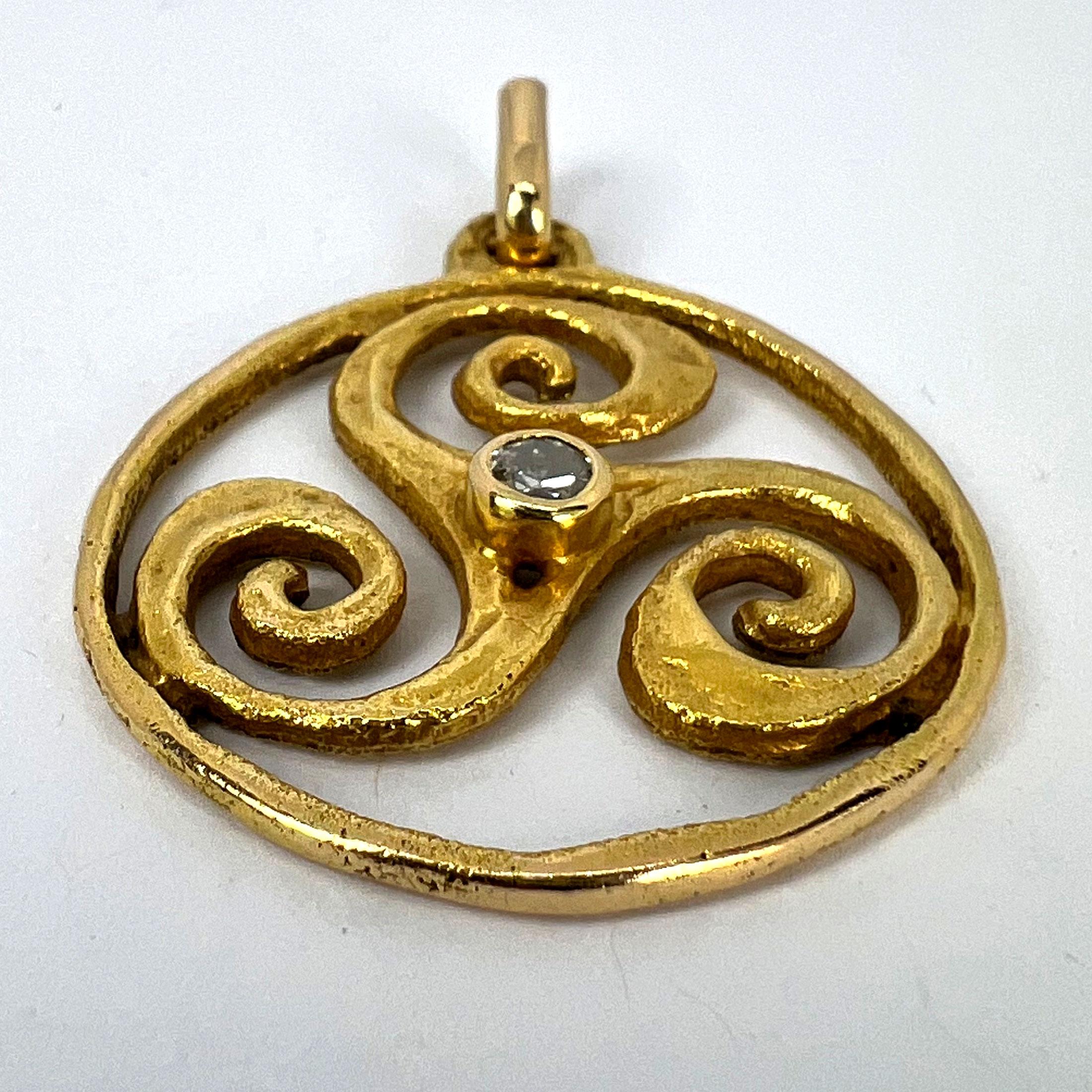Pierre Toulhart Triskel Triskelion Pendentif français en or jaune 18 carats avec diamants en vente 11