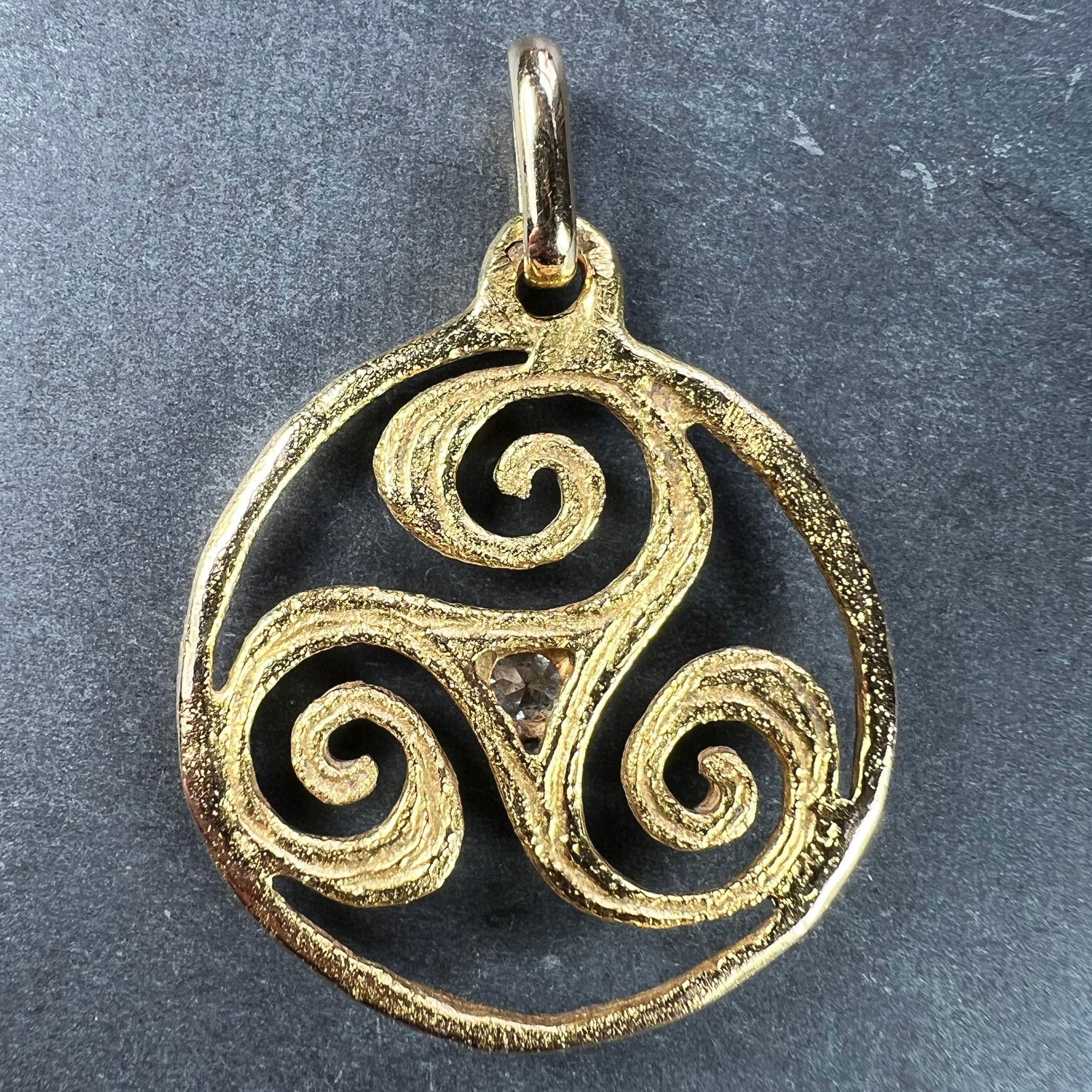 Taille ronde Pierre Toulhart Triskel Triskelion Pendentif français en or jaune 18 carats avec diamants en vente