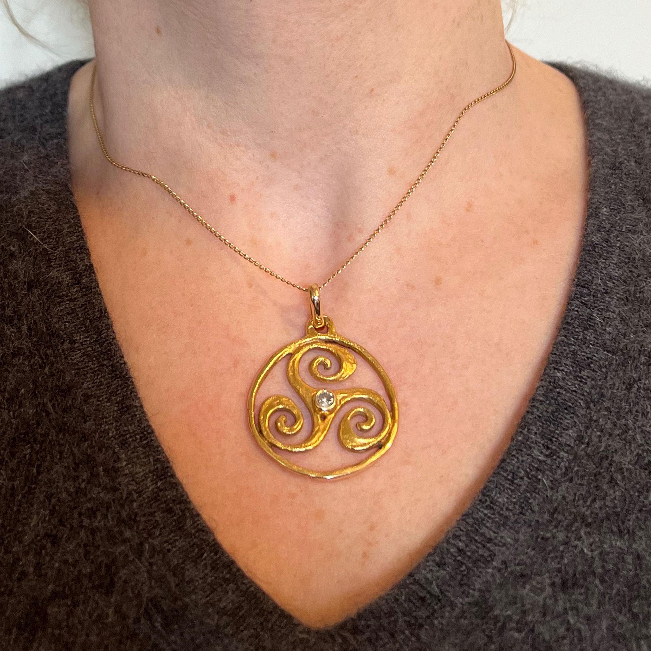Pierre Toulhart Triskel Triskelion Pendentif français en or jaune 18 carats avec diamants Bon état - En vente à London, GB