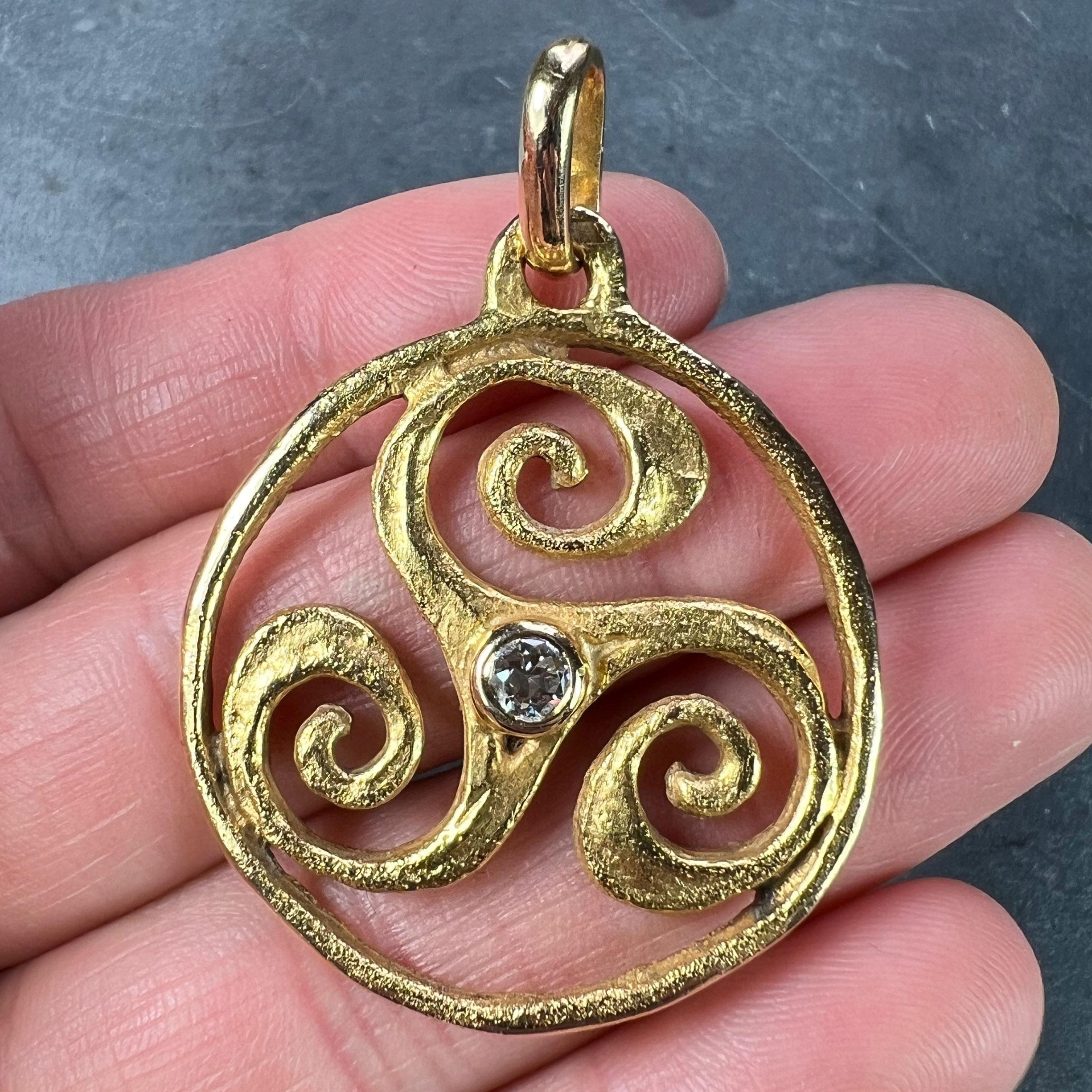Pierre Toulhart Triskel Triskelion Pendentif français en or jaune 18 carats avec diamants Unisexe en vente