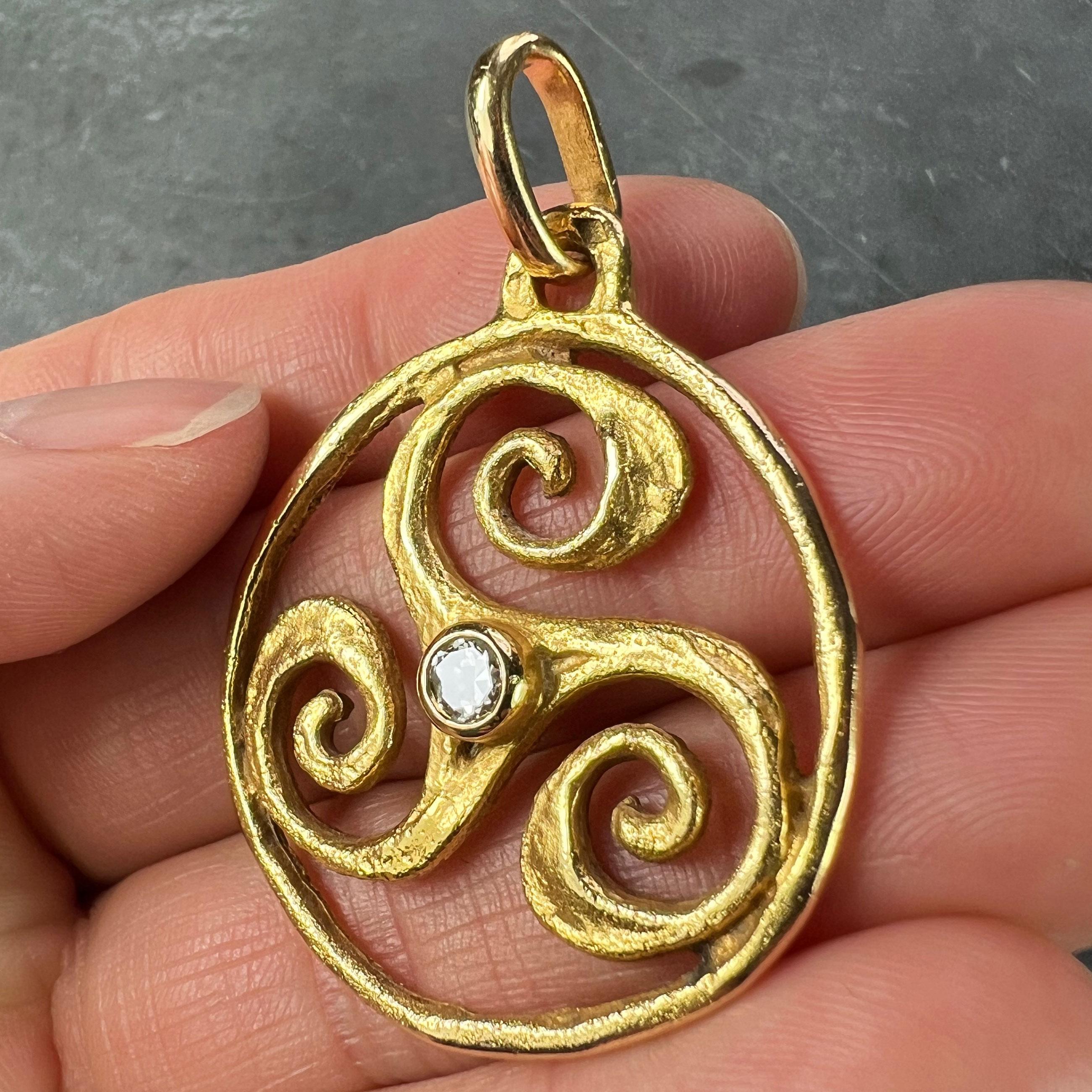 Pierre Toulhart Triskel Triskelion Pendentif français en or jaune 18 carats avec diamants en vente 1