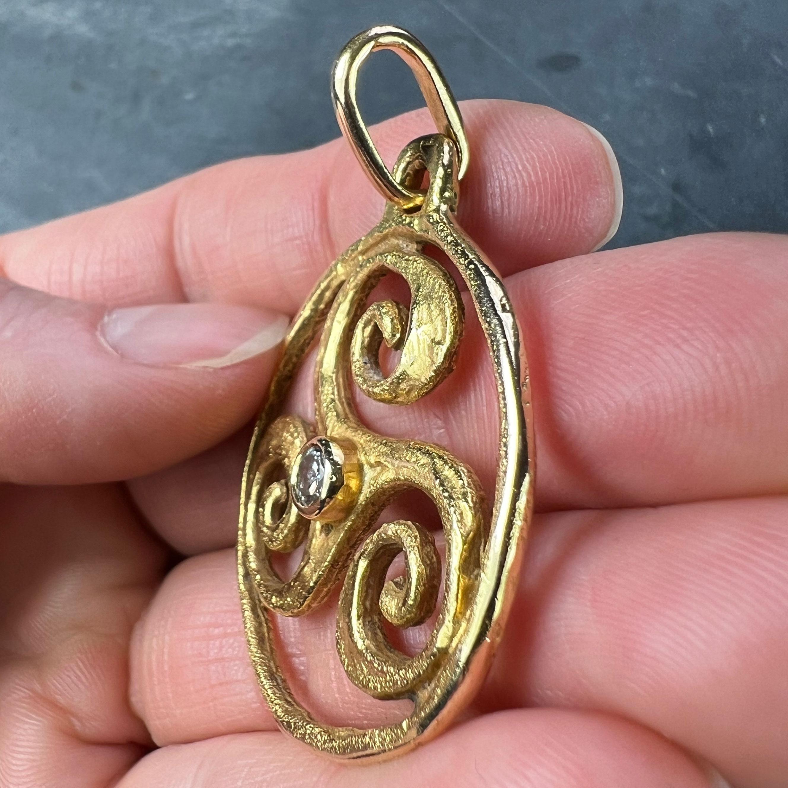 Pierre Toulhart Triskel Triskelion Pendentif français en or jaune 18 carats avec diamants en vente 2