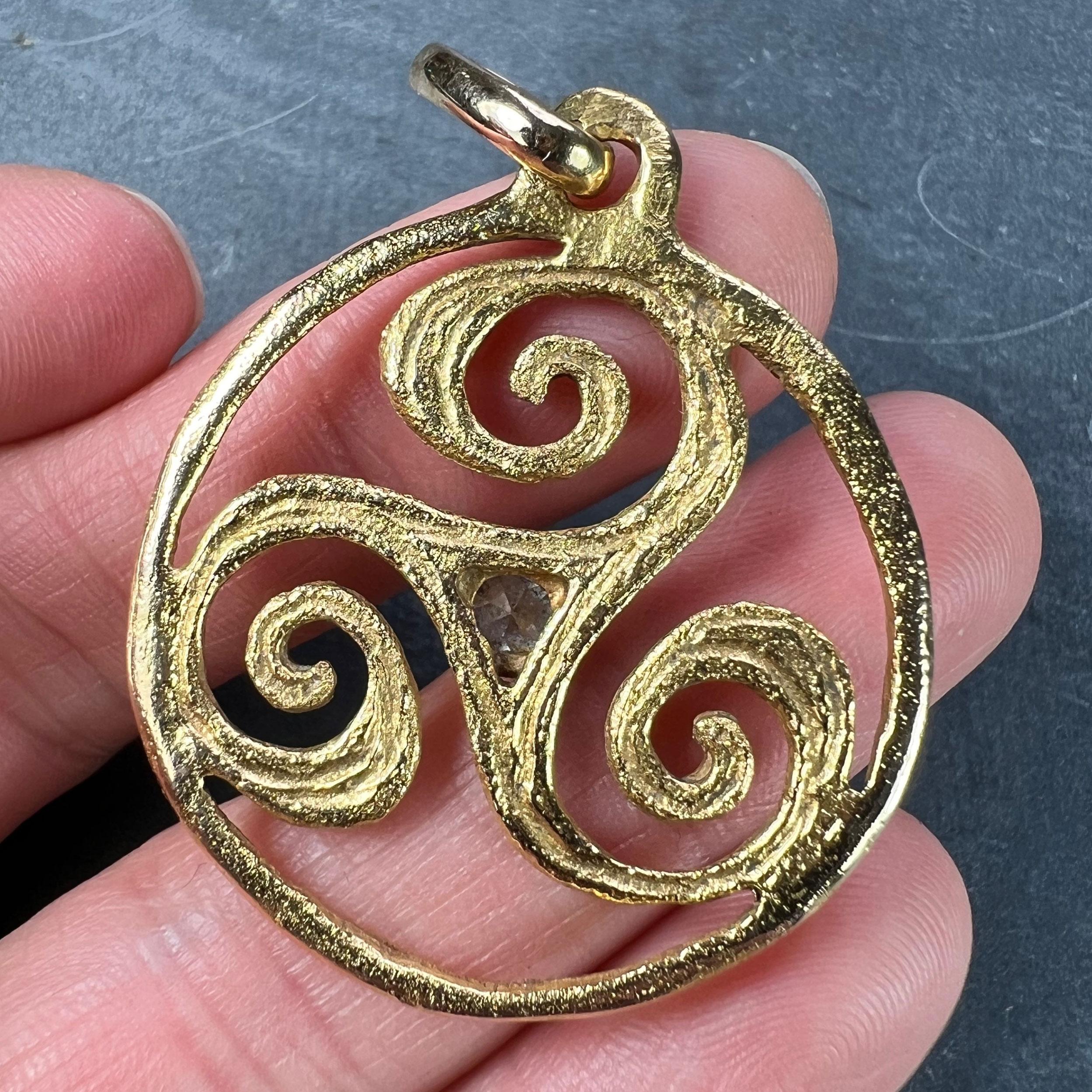 Pierre Toulhart Triskel Triskelion Pendentif français en or jaune 18 carats avec diamants en vente 4