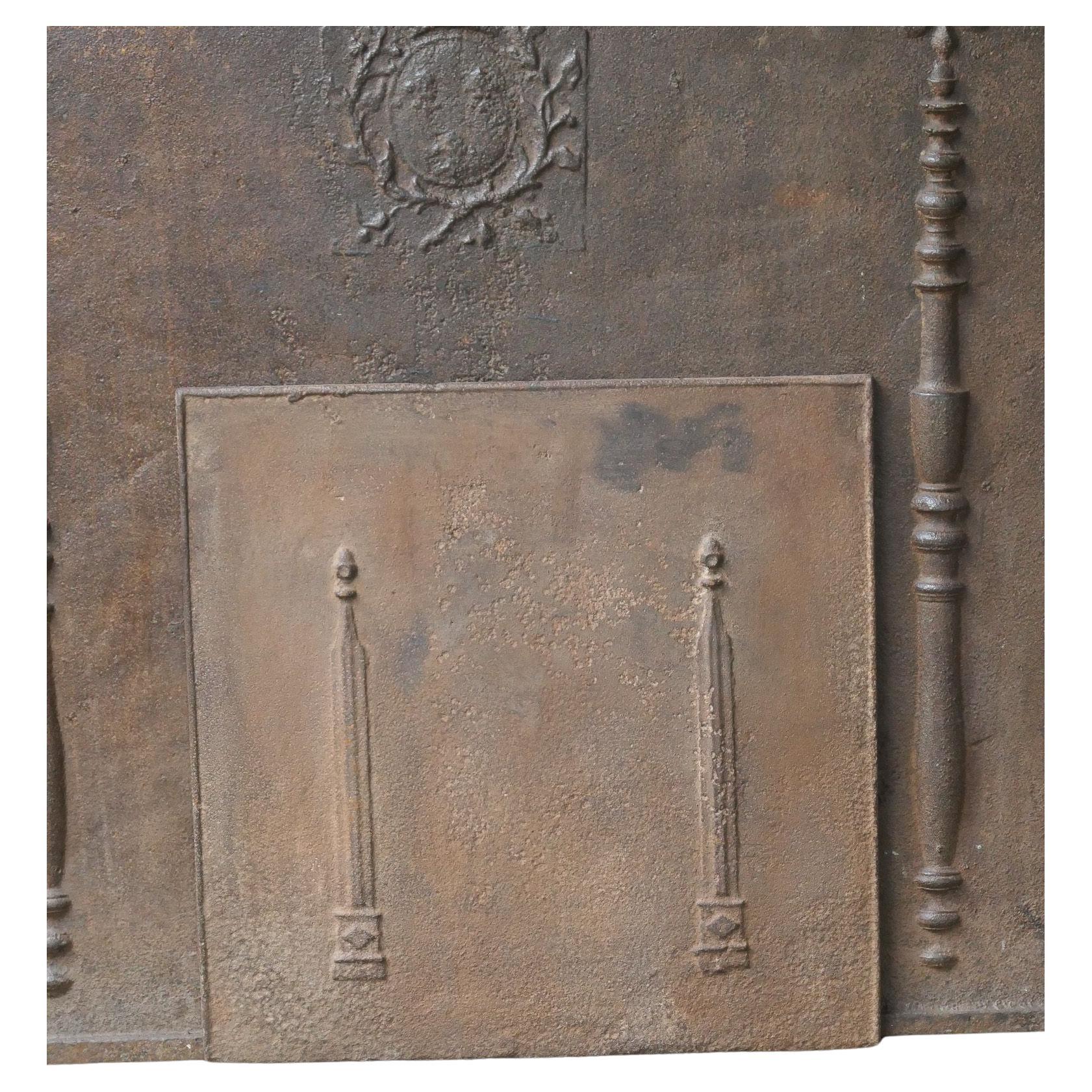 Parafuoco d'epoca neoclassico francese dei primi del XIX secolo con due pilastri della libertà. I pilastri simboleggiano il valore della libertà, uno dei tre valori della rivoluzione francese.

Lo schienale è in ghisa e presenta una patina marrone