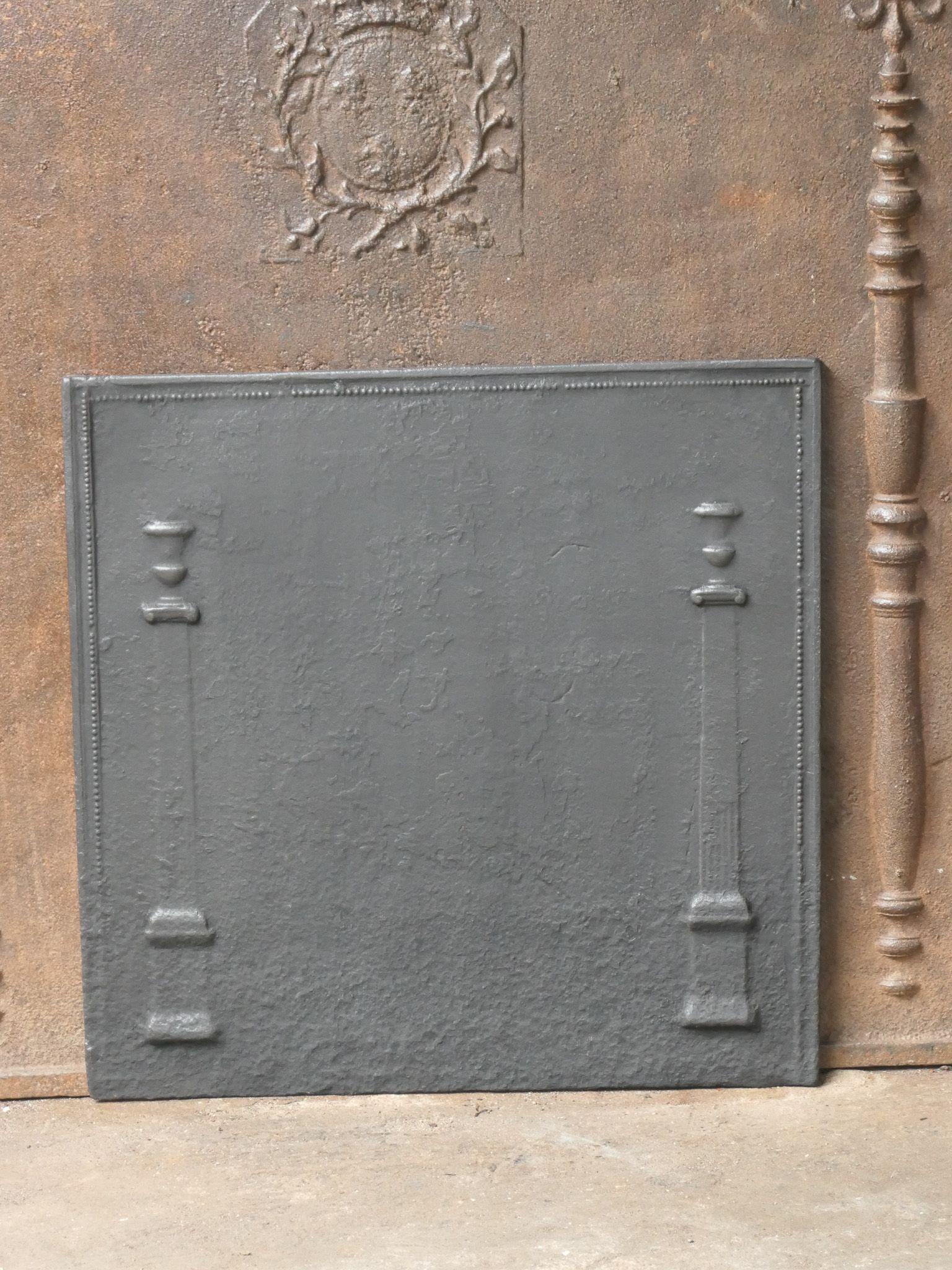 Plaque de cheminée d'époque néoclassique du XIXe siècle avec deux piliers de la liberté. Les piliers symbolisent la valeur liberté, l'une des trois valeurs de la Révolution française. 

La plaque de cheminée est en fonte et de couleur noir/étain. Il