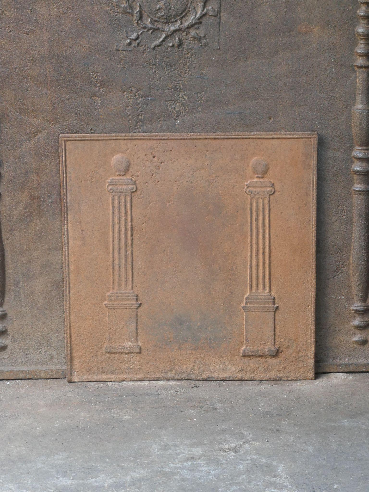 Plaque de cheminée néoclassique française du XIXe siècle avec deux piliers de la liberté. Les piliers symbolisent la valeur de la liberté, l'une des trois valeurs de la Révolution française. 

La plaque de cheminée est en fonte et a une patine brune