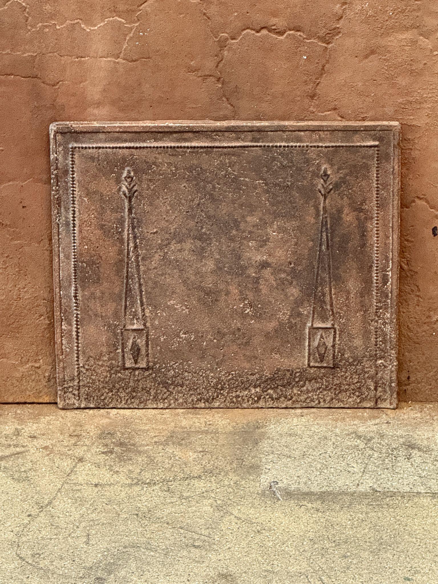 Caminetto neoclassico francese dell'inizio del XIX secolo con due pilastri della libertà. I pilastri simboleggiano il valore della libertà, uno dei tre valori della rivoluzione francese.

Lo schienale è in ghisa e presenta una patina marrone