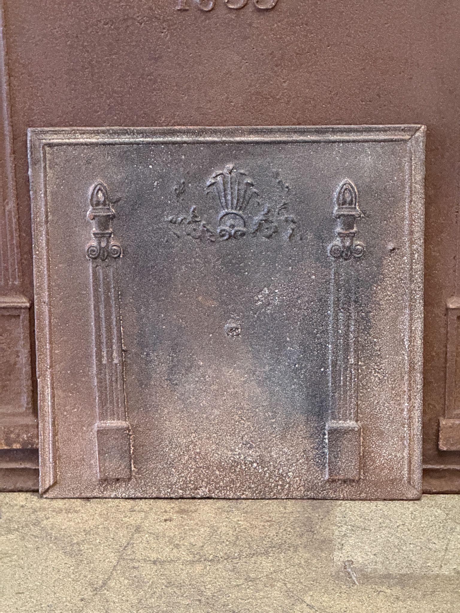Plaque de cheminée néoclassique française du début du XIXe siècle avec deux piliers de la liberté. Les piliers symbolisent la valeur liberté, l'une des trois valeurs de la Révolution française.

La plaque de cheminée est en fonte et a une patine