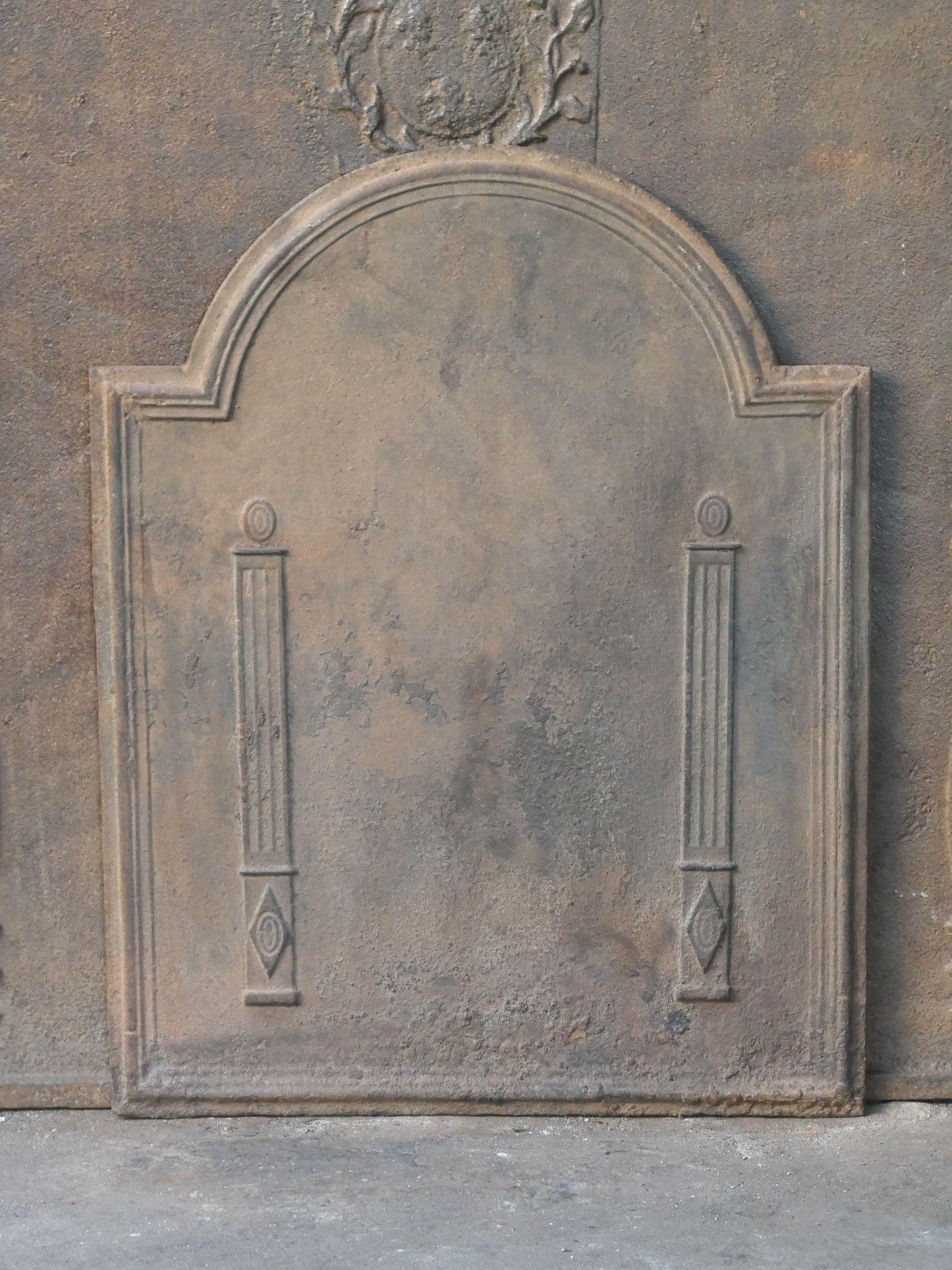 Largeur : 55.5 hauteur : 71 longueur : 1.5 ancienneté : début du 19ème siècle nom : Plaque de cheminée / dosseret 'Piliers de la Liberté', début du 19ème siècle matériau1 : Fonte Style : Néoclassique Origine : France France période : Début 19ème