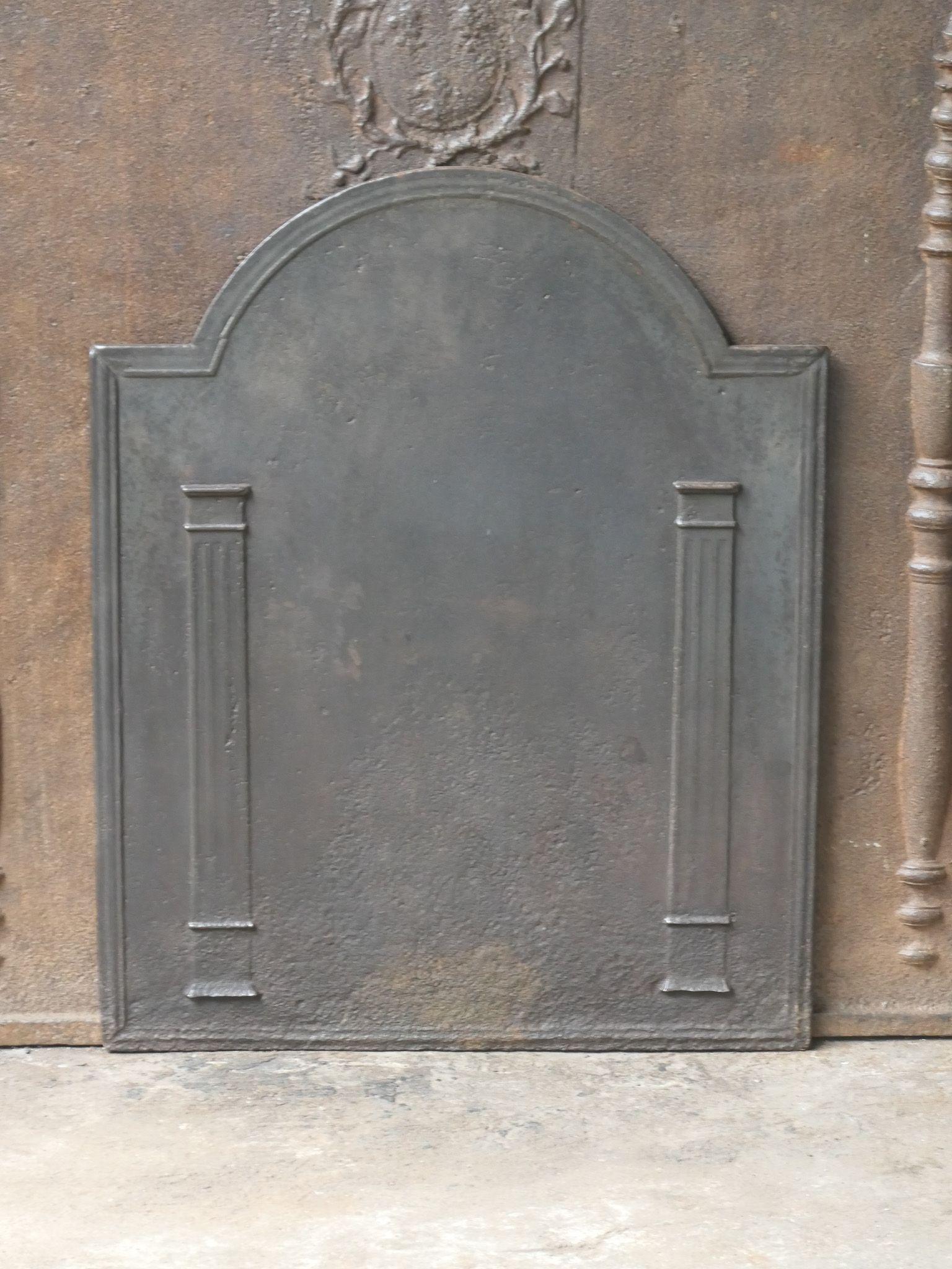Parafuoco d'epoca neoclassico francese dei primi del XIX secolo con due pilastri della libertà. I pilastri simboleggiano il valore della libertà, uno dei tre valori della Rivoluzione Francese.

Lo schienale è in ghisa e presenta una patina marrone
