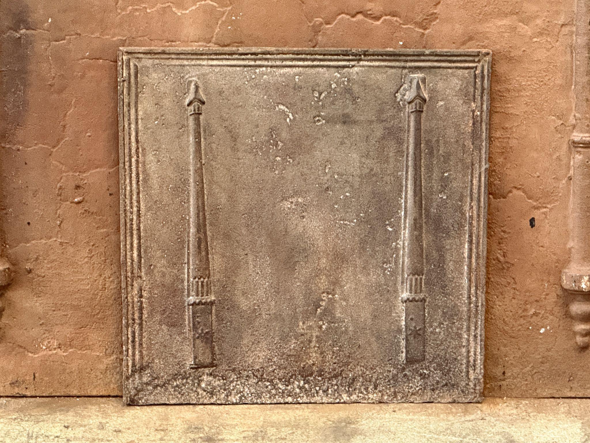 Parafuoco francese del periodo neoclassico con due pilastri della libertà. I pilastri simboleggiano il valore della libertà, uno dei tre valori della Rivoluzione Francese. 

Lo schienale è in ghisa e presenta una patina marrone naturale. Su