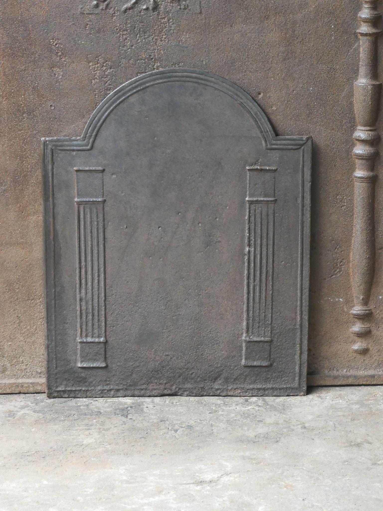 19th-century French Neoclassical Period fireback with two pillars of freedom. The pillars symbolize the value liberty, one of the three values of the French Revolution.

The fireback is made of cast iron and has a natural brown patina. Upon request,