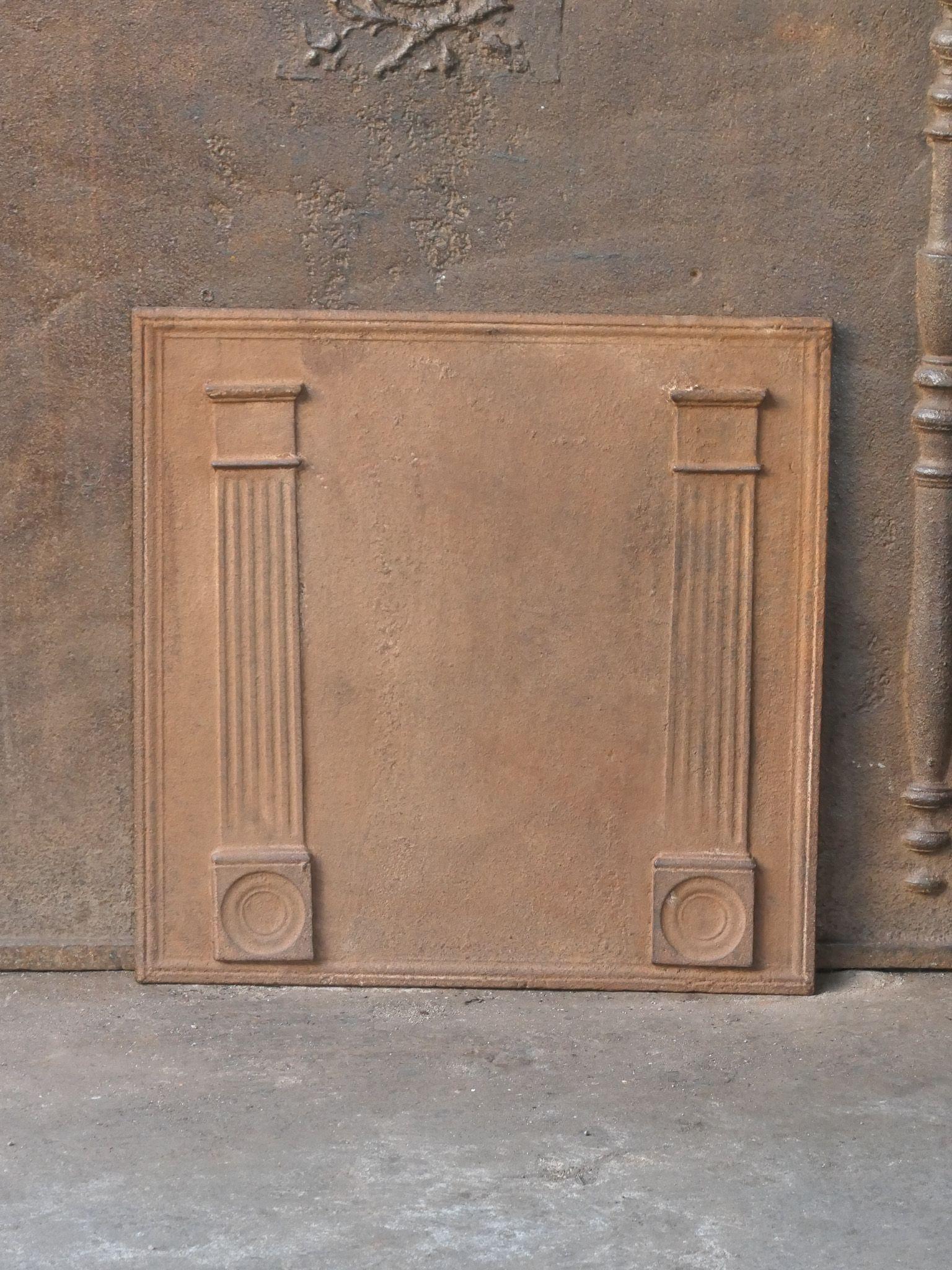 Parafuoco francese del XIX secolo di epoca neoclassica con due pilastri della libertà. I pilastri simboleggiano il valore della libertà, uno dei tre valori della rivoluzione francese. 

Lo schienale è in ghisa e presenta una patina marrone naturale.