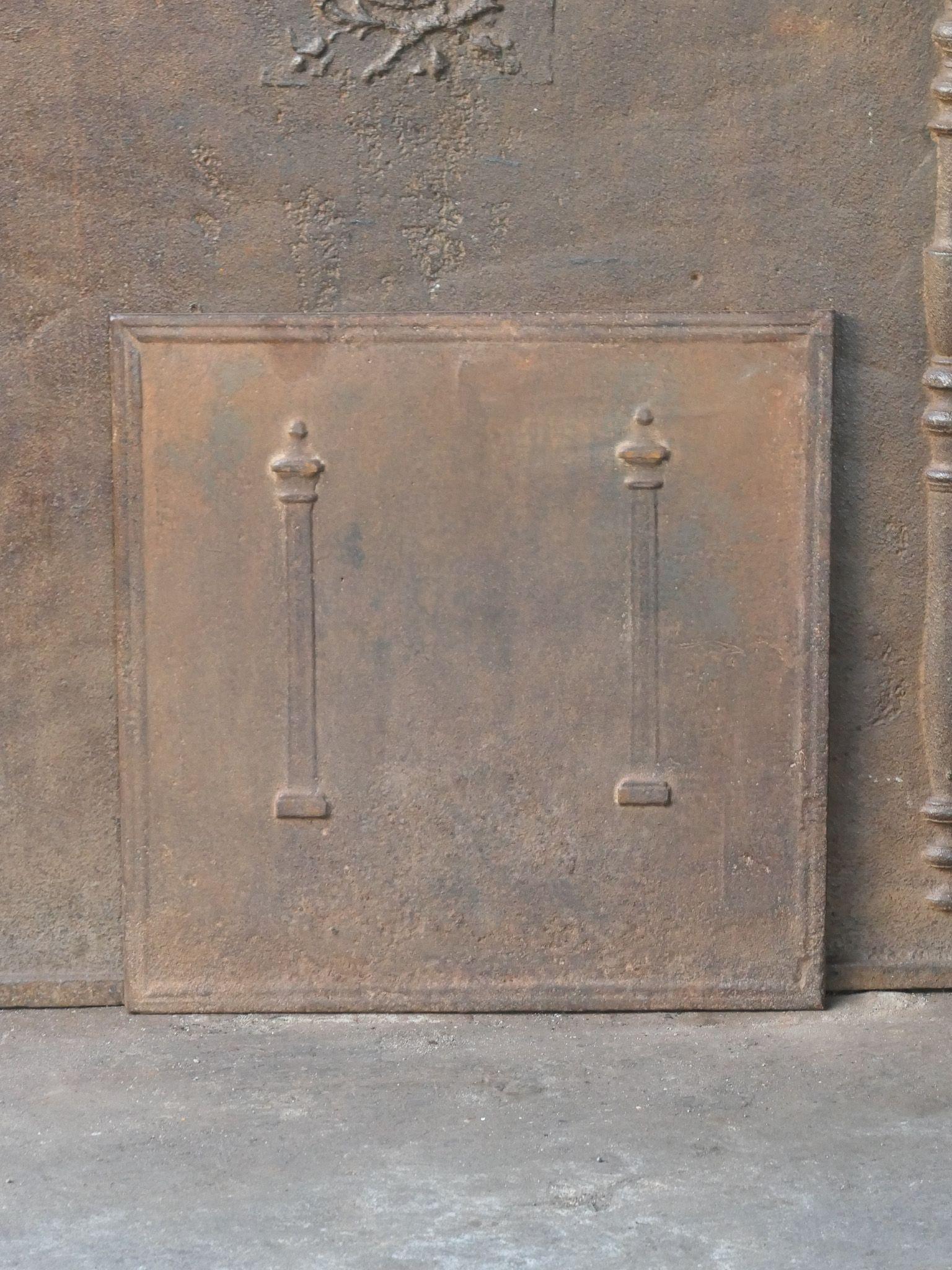 Caminetto neoclassico francese del XIX secolo con due pilastri della libertà. I pilastri simboleggiano il valore della libertà, uno dei tre valori della rivoluzione francese. 

Lo schienale è in ghisa e presenta una patina marrone naturale. Su